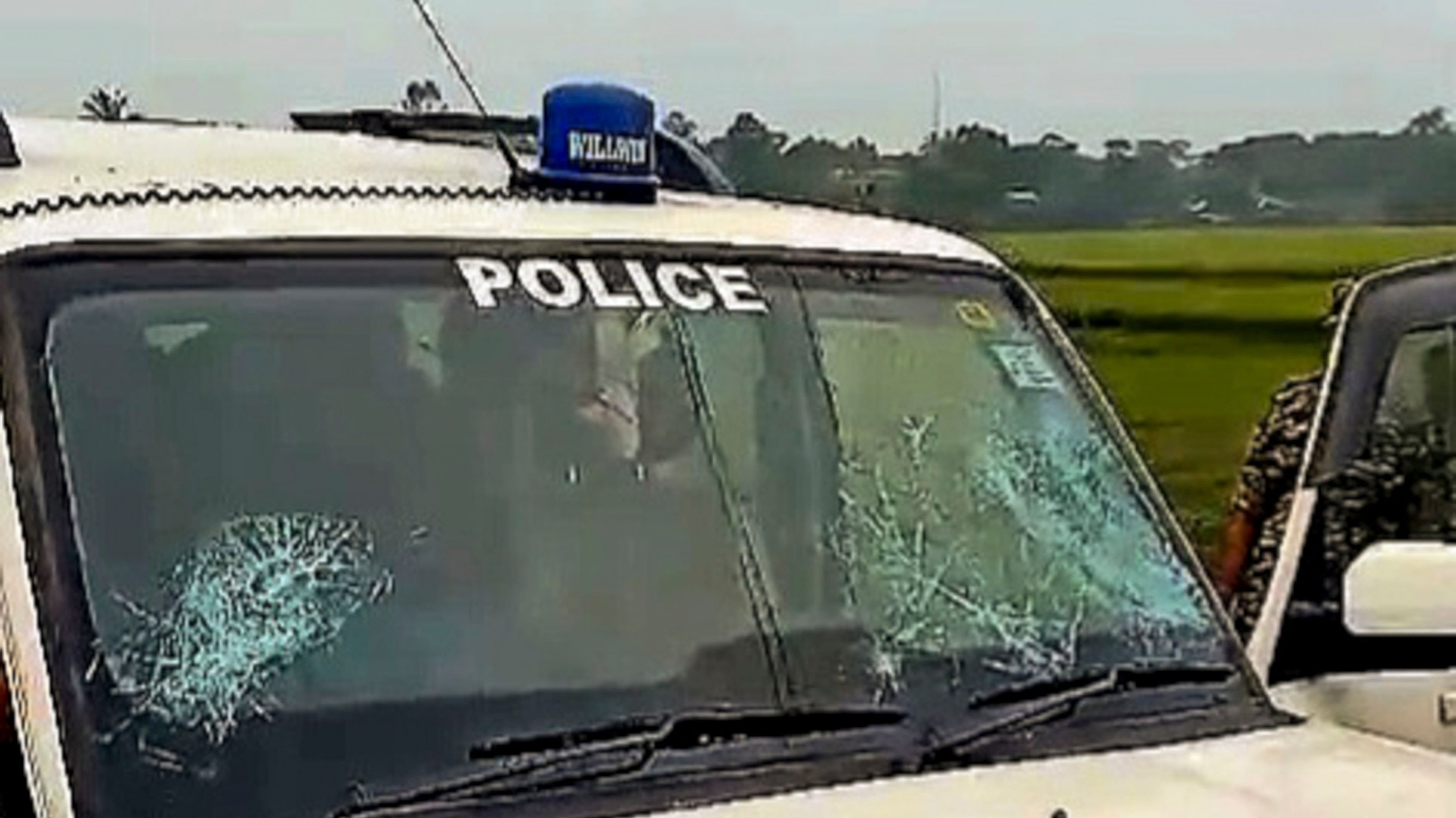 <div class="paragraphs"><p>A police vehicle after it was attacked by villagers during NIA's investigation into the 2022 Bhupatinagar blast case, in Purba Medinipur district, Saturday, April 6, 2024. </p></div>