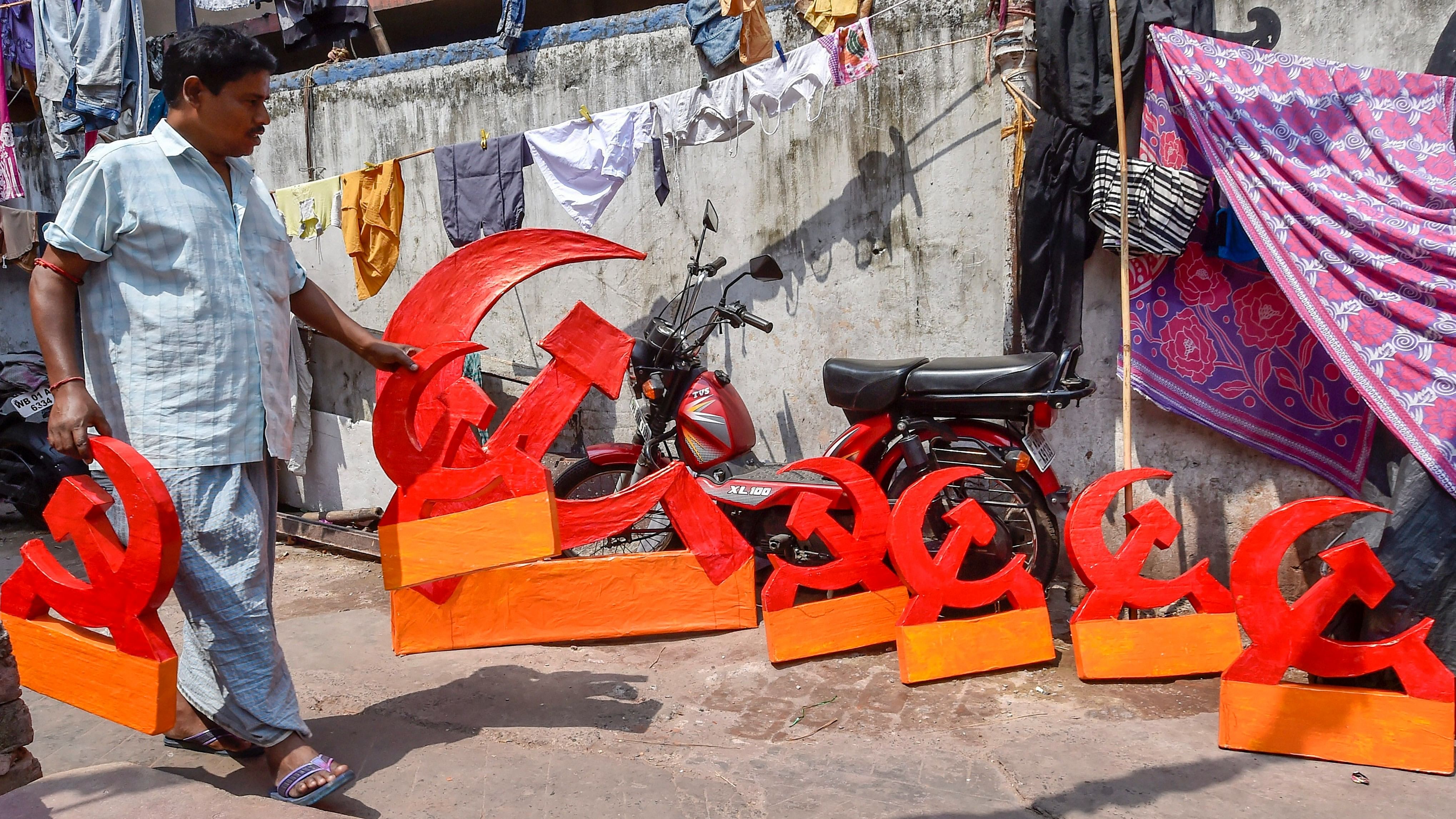 <div class="paragraphs"><p>Workers make CPI(M) party symbol ahead of Lok Sabha elections, in Kolkata.</p></div>