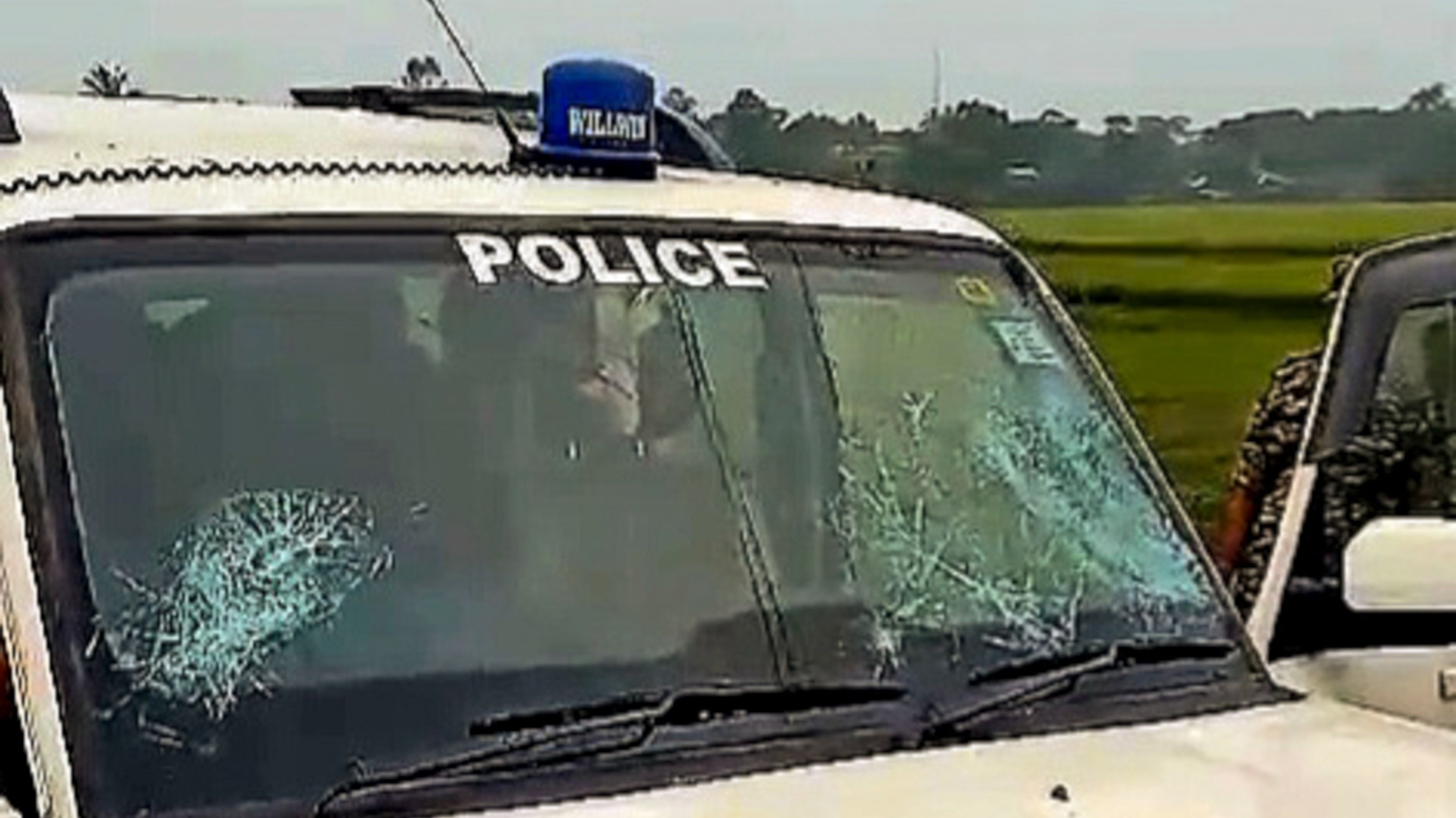 <div class="paragraphs"><p>A police vehicle after it was attacked by villagers during NIA's investigation into the 2022 Bhupatinagar blast case, in Purba Medinipur district, Saturday, April 6, 2024.</p></div>