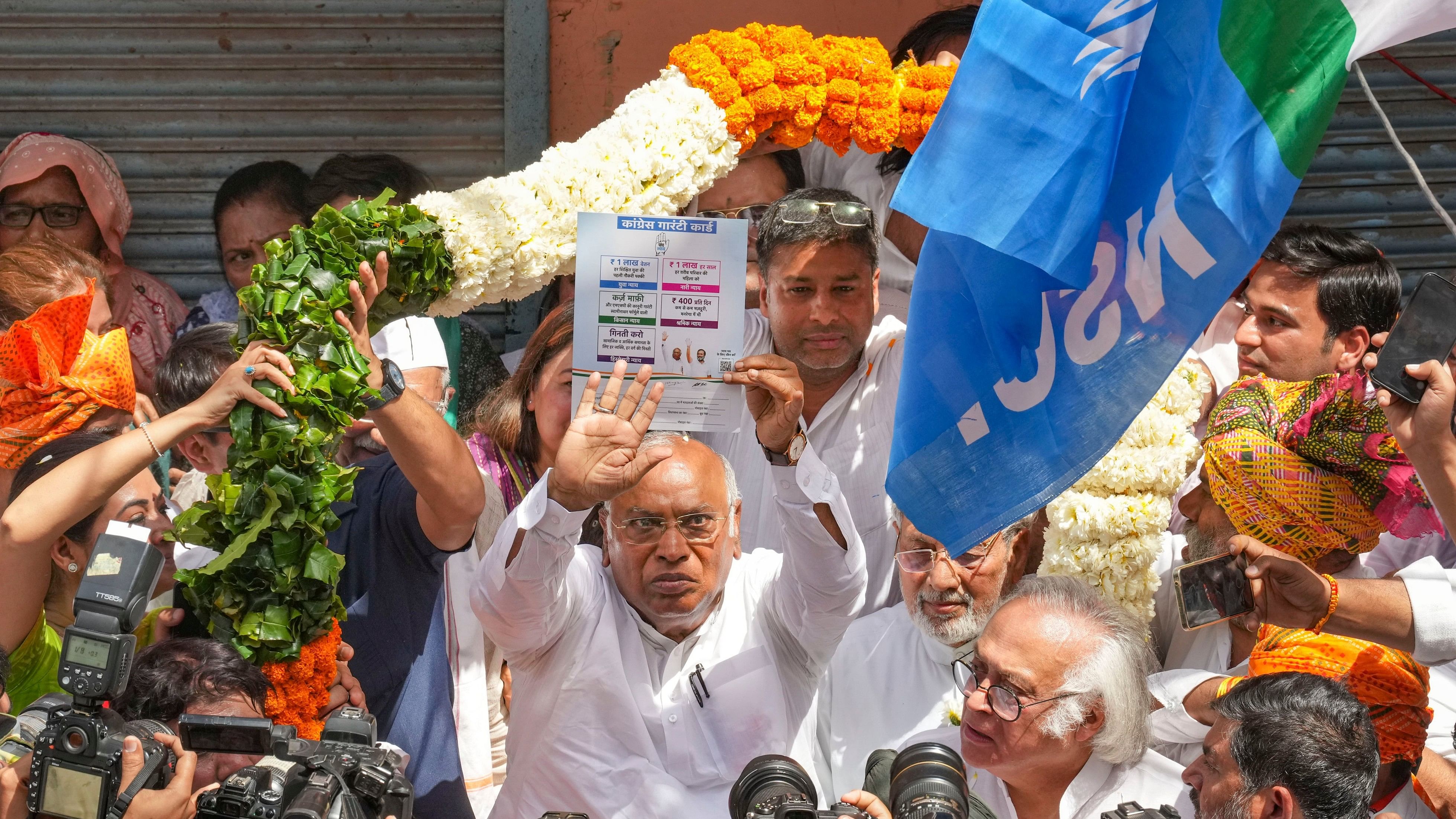 <div class="paragraphs"><p>Congress President Mallikarjun Kharge with party leader Jairam Ramesh and others during the launch of the party's Ghar Ghar Guarantee Abhiyan ahead of Lok Sabha elections, in New Delhi, Wednesday, April 3, 2024.</p></div>