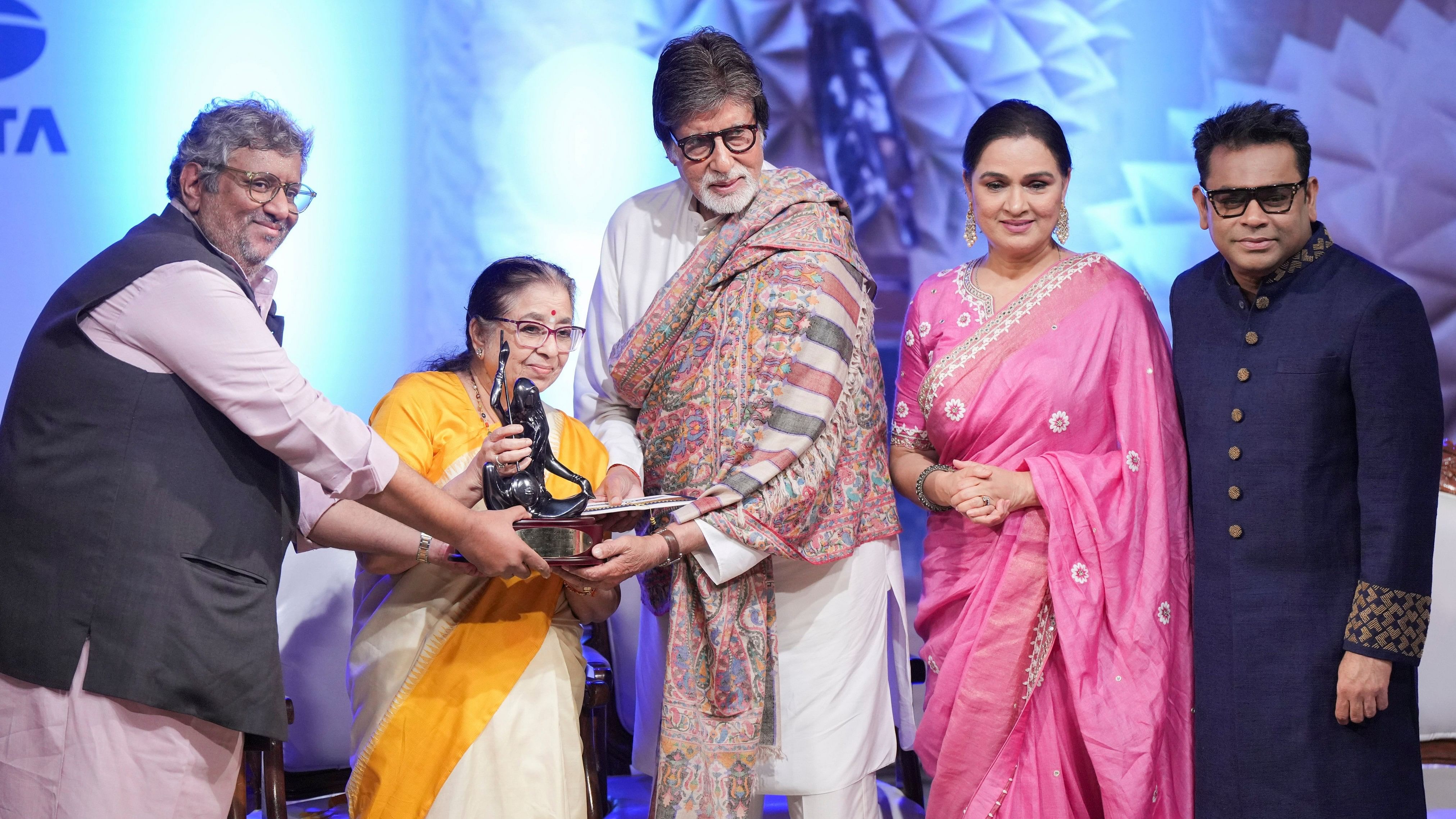 <div class="paragraphs"><p>Actor Amitabh Bachchan being conferred with the Lata Deenanath Mangeshkar Award by veteran singer Usha Mangeshkar during the Deenanath Mangeshkar Awards ceremony, in Mumbai, Wednesday, April 24, 2024. </p></div>