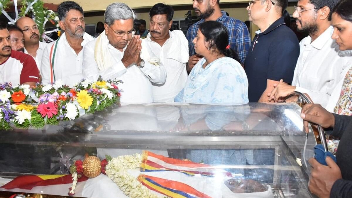 <div class="paragraphs"><p> Chief Minister Siddaramaiah and Deputy Chief Minister D K Shivakumar pay their last respects to MP V Srinivas Prasad, in Mysuru, on Monday. </p></div>
