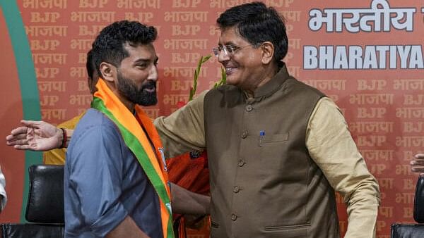 <div class="paragraphs"><p>Anil Antony, son of Congress veteran and former defence minister AK Antony, with Union Minister and senior BJP leader Piyush Goyal after the former joined the Bharatiya Janata Party (BJP), in New Delhi, Thursday, April 6, 2023.</p></div>