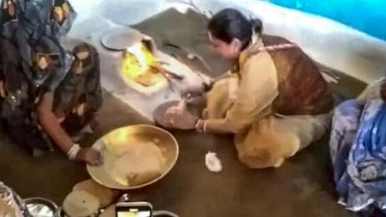 <div class="paragraphs"><p>Priyadarshini Raje Scindia, wife of Union Minister and BJP candidate Jyotiraditya Scindia, makes chapatis with women at a village as she campaigns for her husband for Lok Sabha elections, in Shivpuri district.</p></div>