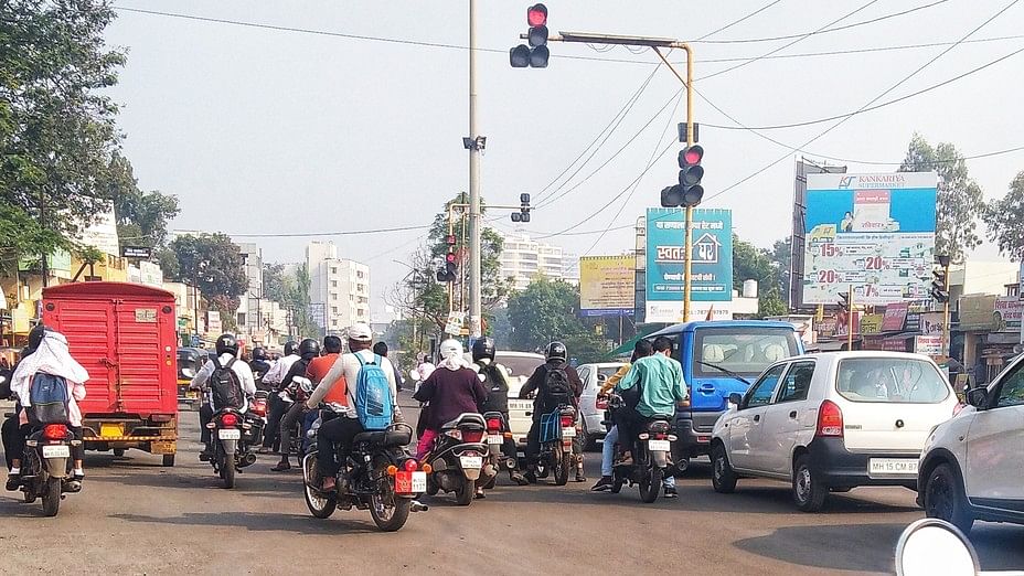 <div class="paragraphs"><p>Vehicles and bikes at a traffic signal point. (Representative image)</p></div>