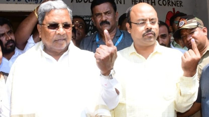 <div class="paragraphs"><p>Chief Minister Siddaramaiah shows his inked finger after casting his vote on Friday</p></div>