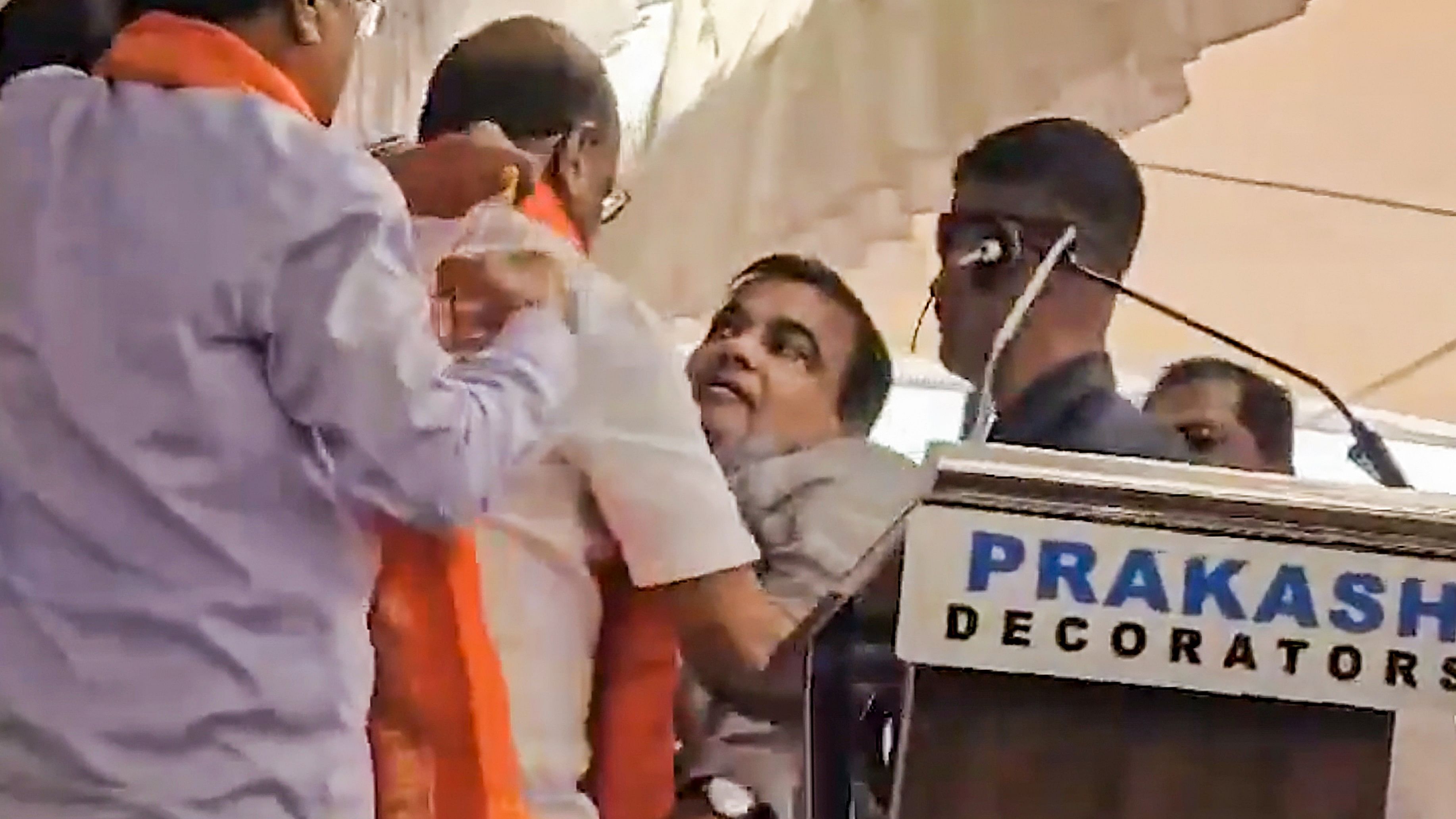 <div class="paragraphs"><p>Union Minister and BJP candidate Nitin Gadkari faints while addressing a public meeting for Lok Sabha elections, at Pusad in Yavatmal district, on Wednesday.</p></div>