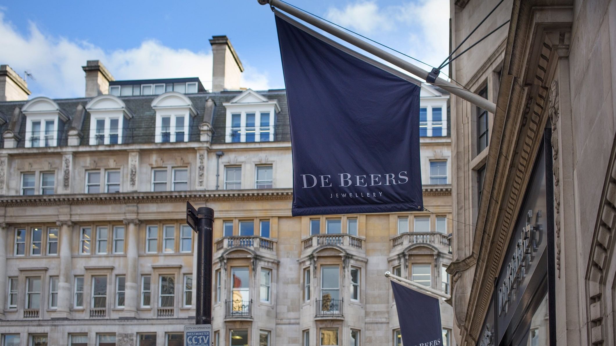 <div class="paragraphs"><p>De Beers store</p></div>