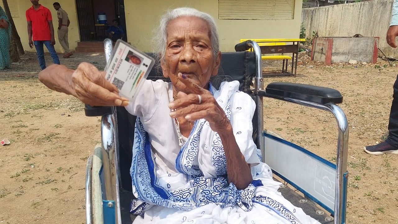 <div class="paragraphs"><p>Phulmati Sarkar travelled on a two-wheeler to a polling booth in Govindpur village in Mulchera taluka to cast her vote in the first phase of the Lok Sabha polls held on Friday.</p></div>