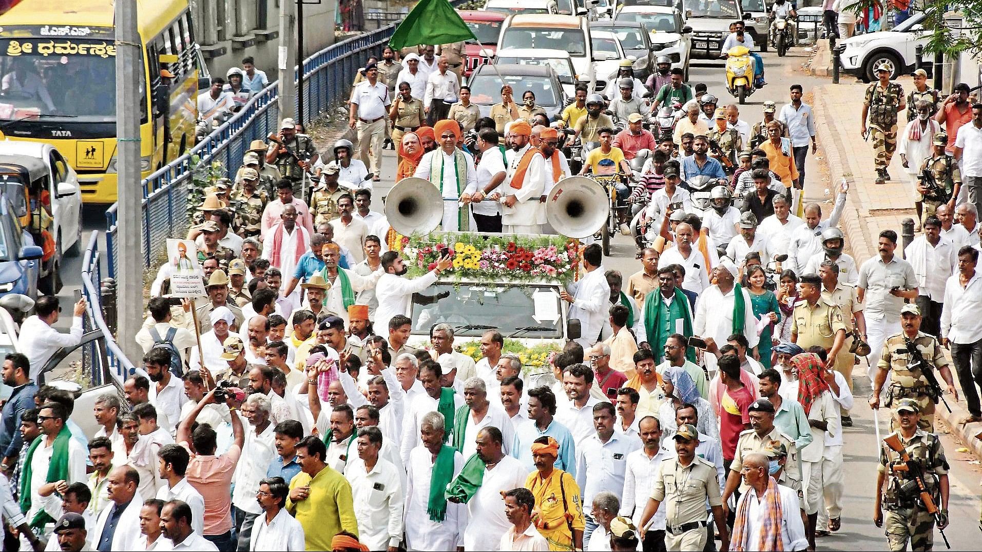 <div class="paragraphs"><p>Dingaleshwar Swami of Shirahatti Fakireshwar-Balehosur Mutt takes out a procession prior to his filing of nomination papers in Dharwad on Thursday. </p></div>