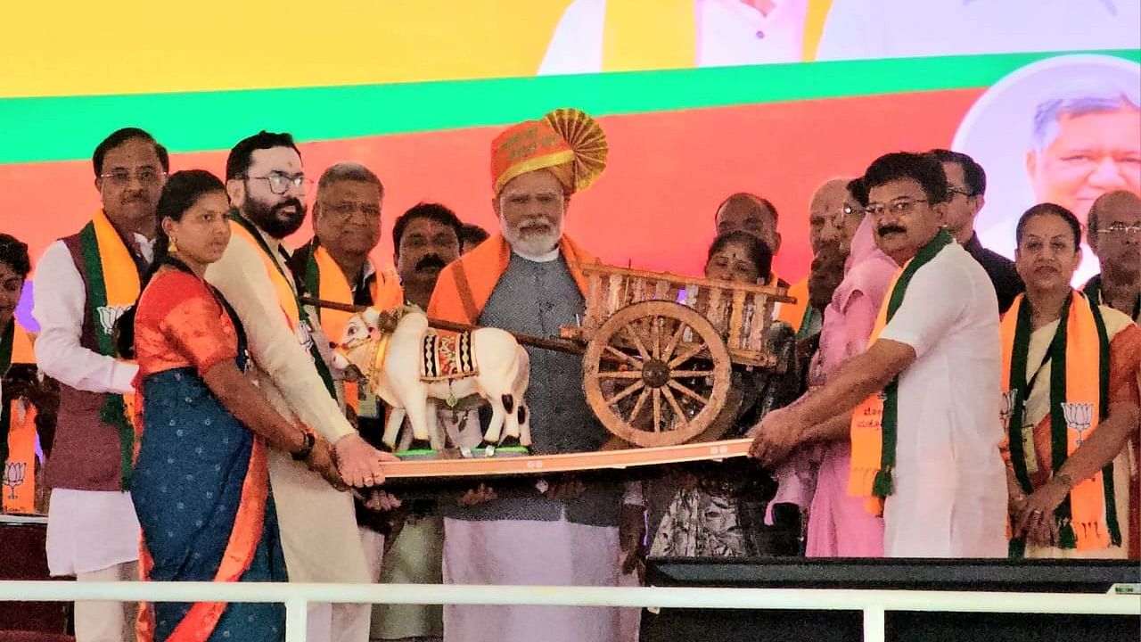 <div class="paragraphs"><p>Prime Minister Narendra Modi being presented model of bullock cart by the beneficiaries of central government schemes during ‘Vijay Sankalp Yatra’.</p></div>