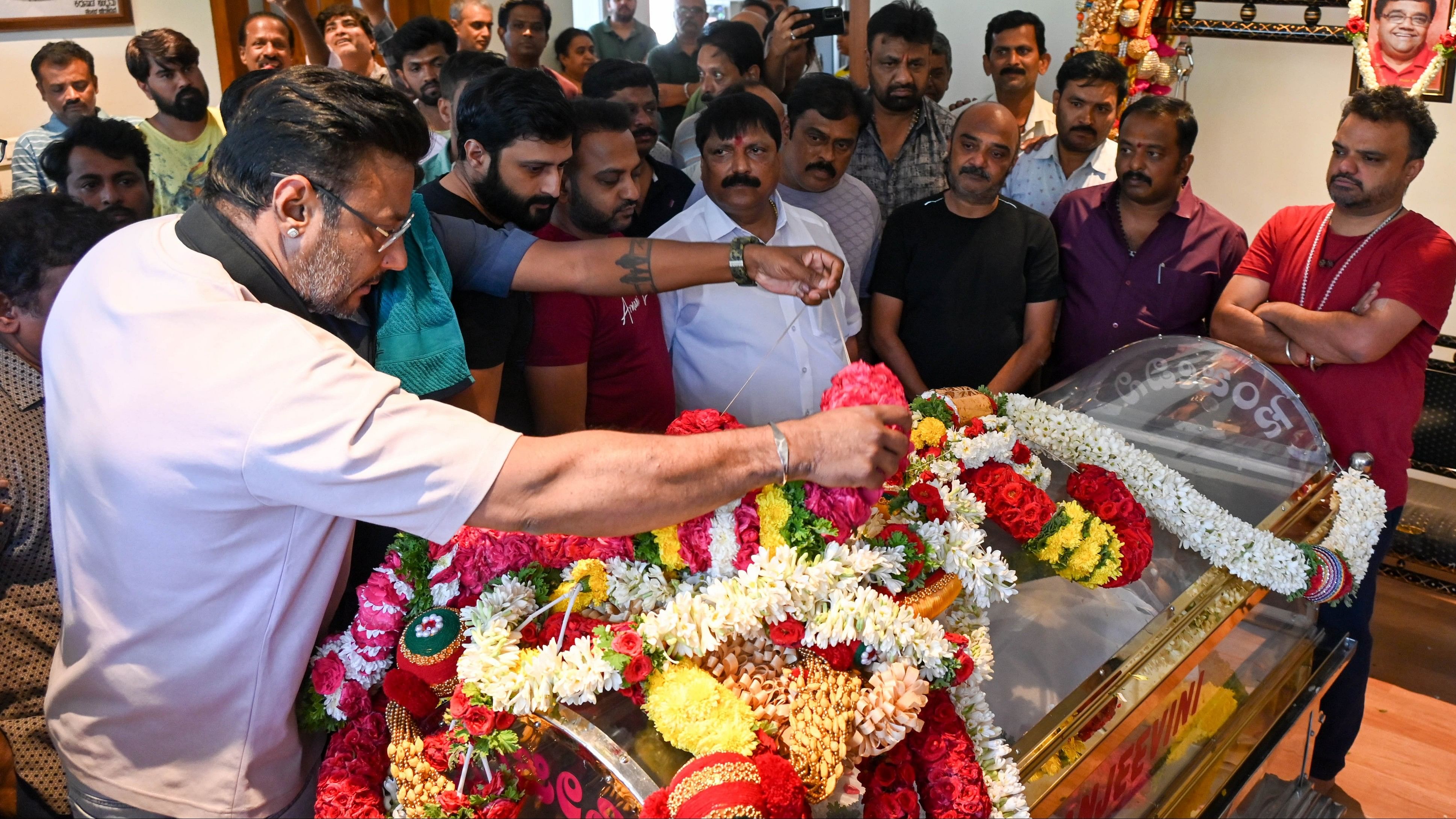<div class="paragraphs"><p>Actor Darshan pays his last respects to actor, director and producer Dwarakish.</p></div>
