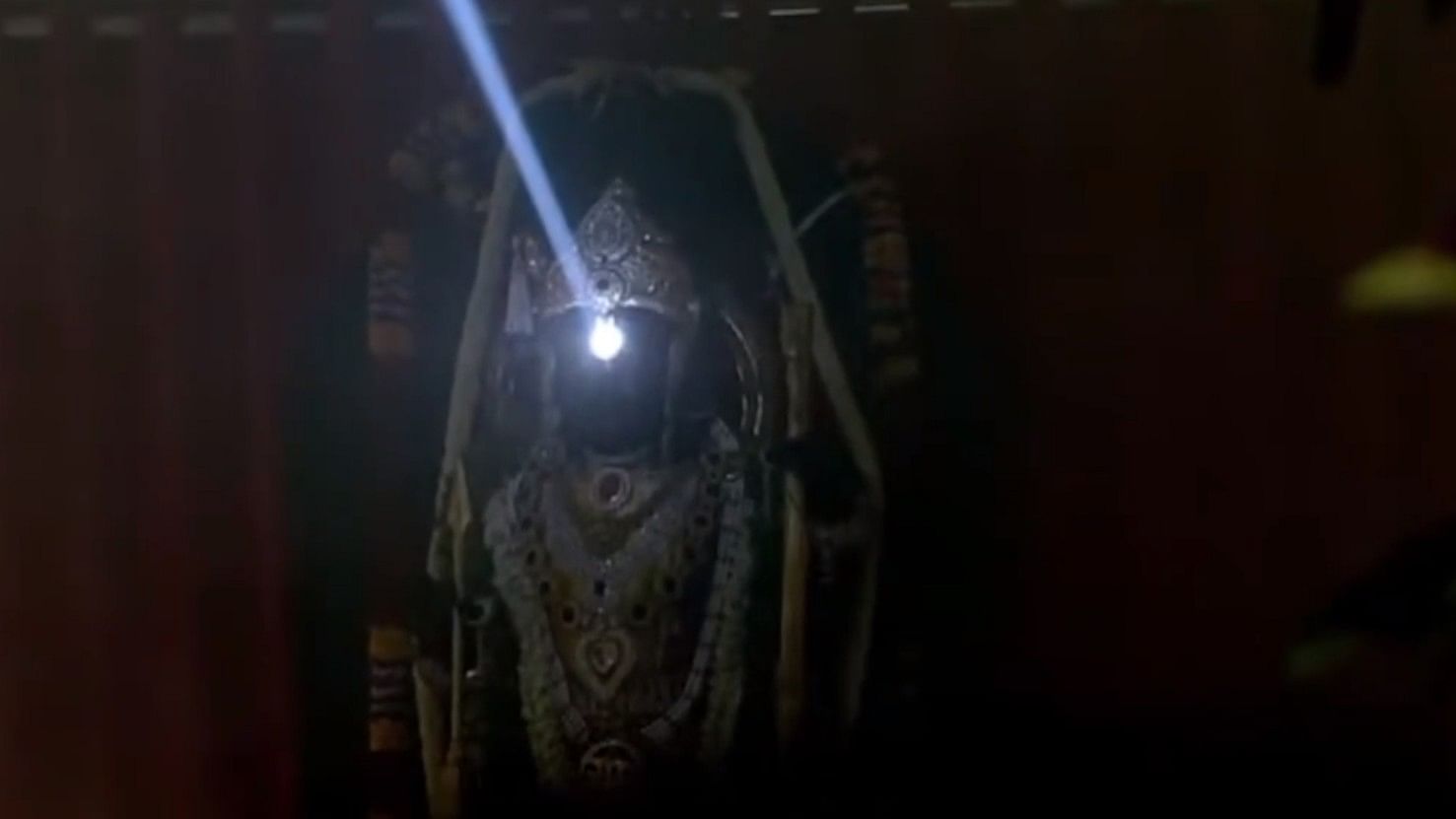 <div class="paragraphs"><p>Surya Tilak illuminates Ram Lalla's forehead</p></div>