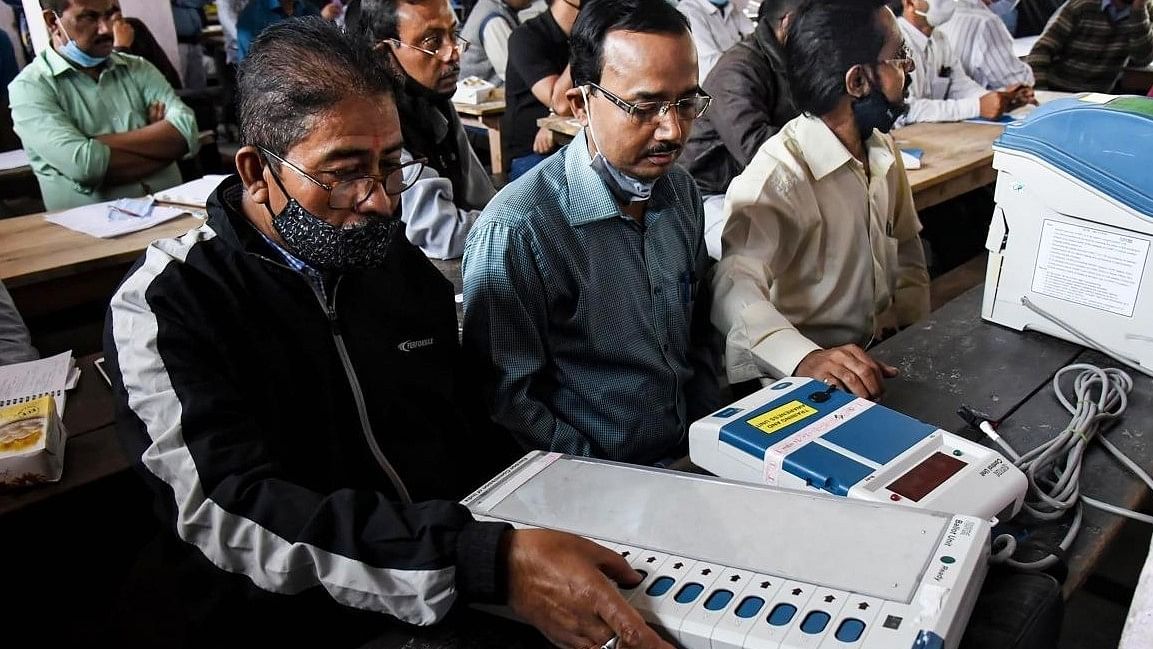 <div class="paragraphs"><p>File photo showing poll officers with Electronic Voting Machine. </p></div>