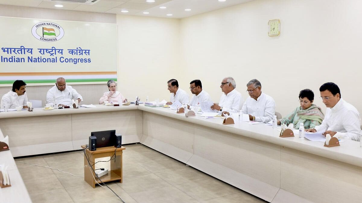 <div class="paragraphs"><p>Congress President Mallikarjun Kharge with party leaders Sonia Gandhi and KC Venugopal during a ‘Central Election Committee (CEC) Meeting’ with the party leaders of Haryana, in New Delhi, Friday, April 5, 2024.</p></div>
