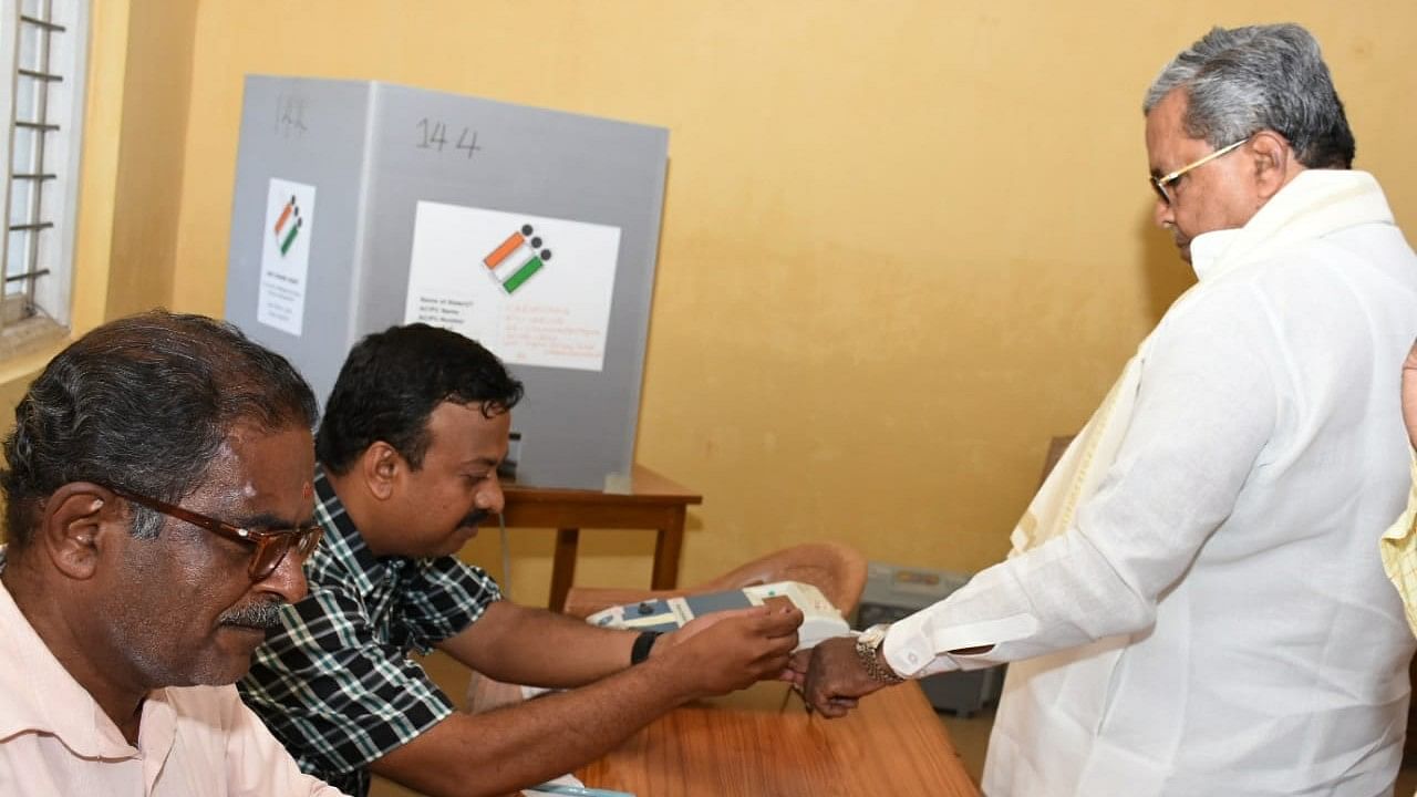 <div class="paragraphs"><p>Siddaramaiah casts his vote.</p></div>