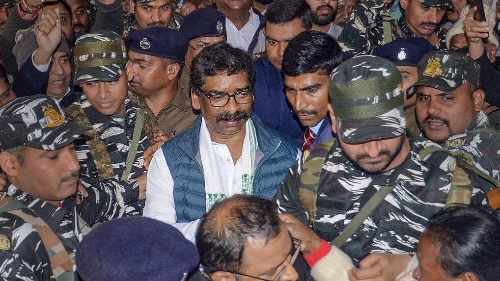 <div class="paragraphs"><p> File photo of former Jharkhand CM and JMM leader Hemant Soren being taken to custody by Enforcement Directorate (ED) officials after he was produced before a PMLA court in a money laundering case.</p></div>