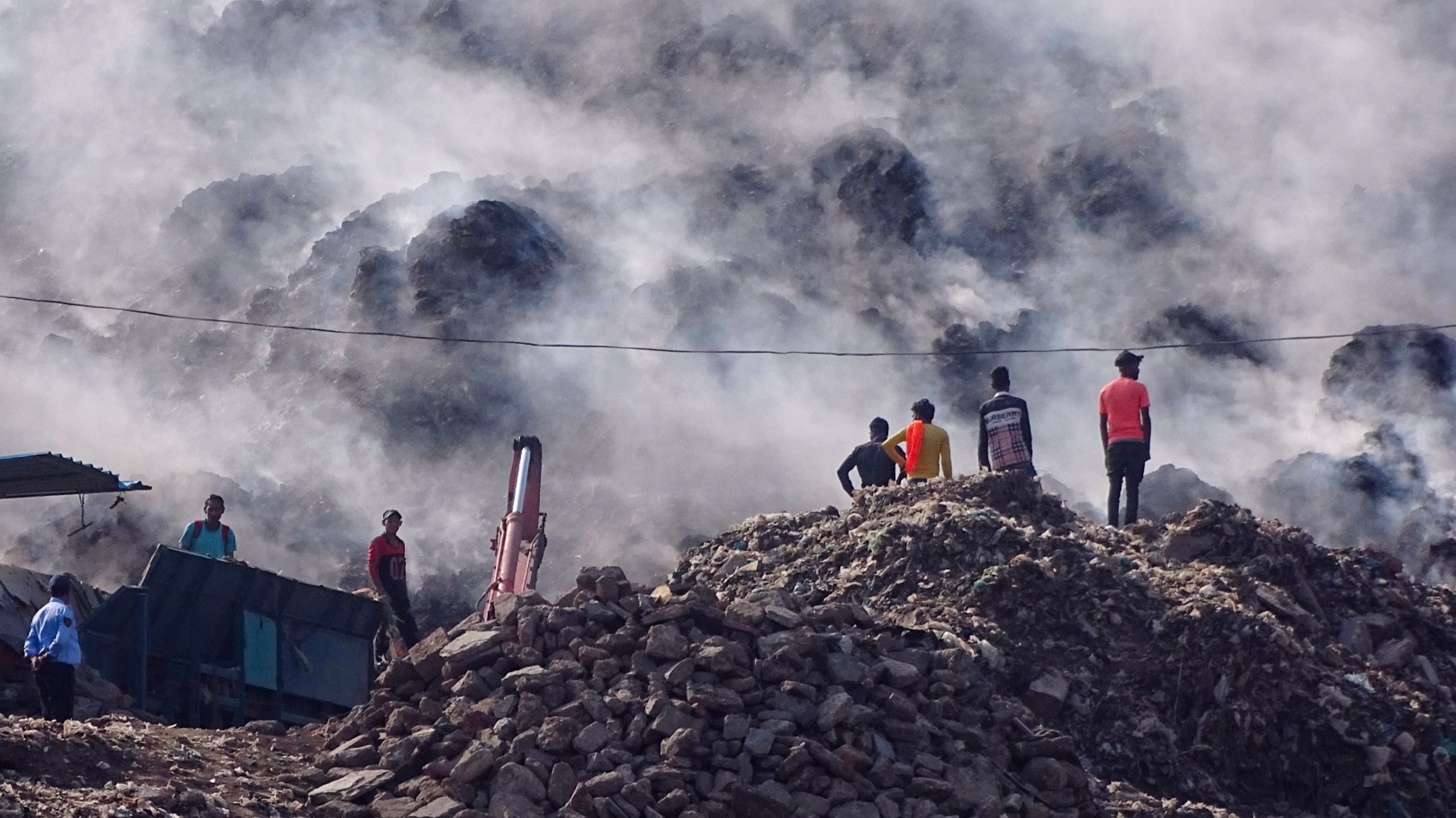 <div class="paragraphs"><p>Smoke rises after a fire broke out at the Ghazipur landfill site on Sunday, in New Delhi, Monday, April 22, 2024.</p></div>