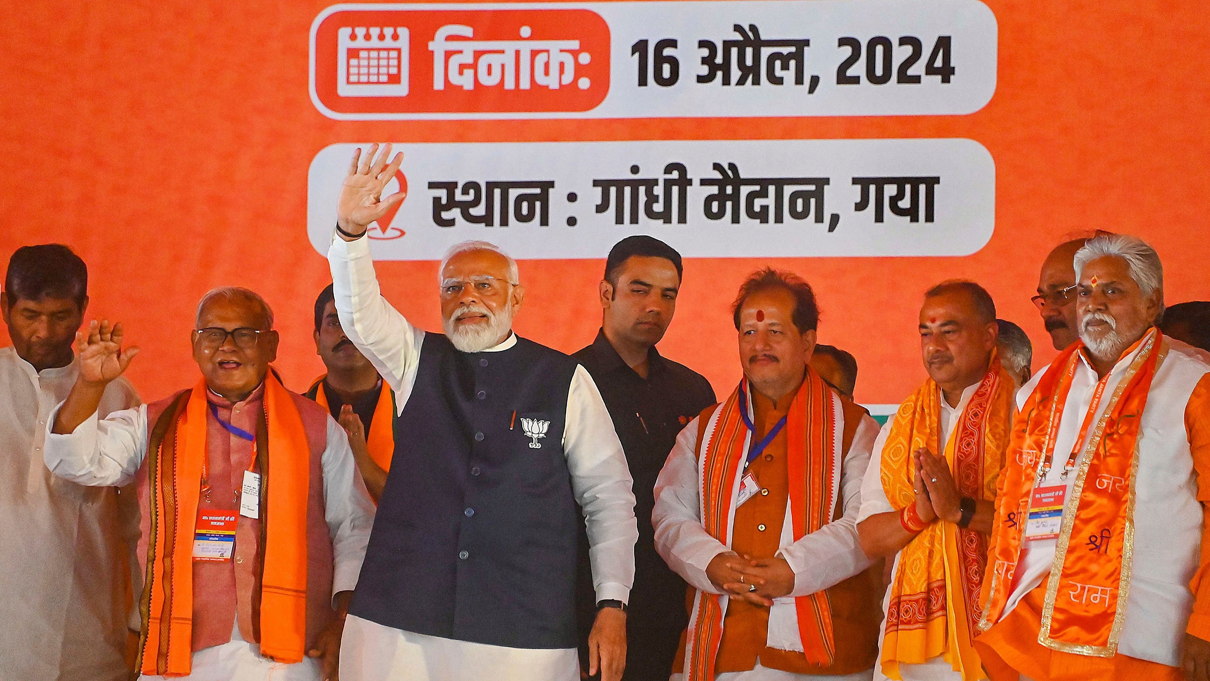 <div class="paragraphs"><p>Prime Minister Narendra Modi with Bihar Deputy CM Vijay Kumar Sinha and HAM-S chief Jitan Ram Manjhi.</p></div>