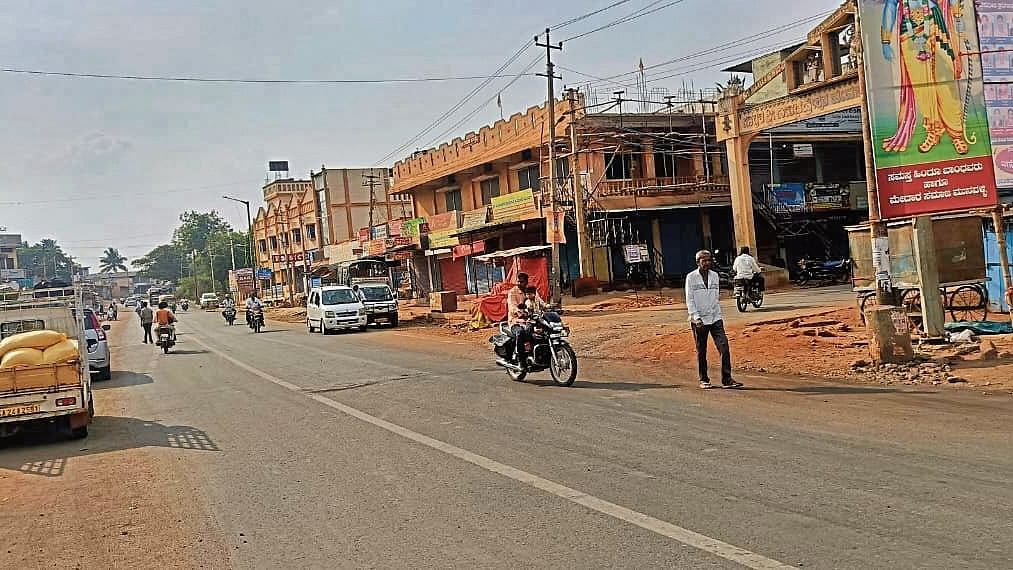 <div class="paragraphs"><p>Munavalli in Belagavi district, the hometown of Hubballi student murder accused Fayaz Khandunayak, remains shutdown for the third consecutive day on Sunday. The residents and Hindu organisations have been demanding capital punishment to the assailant. </p></div>