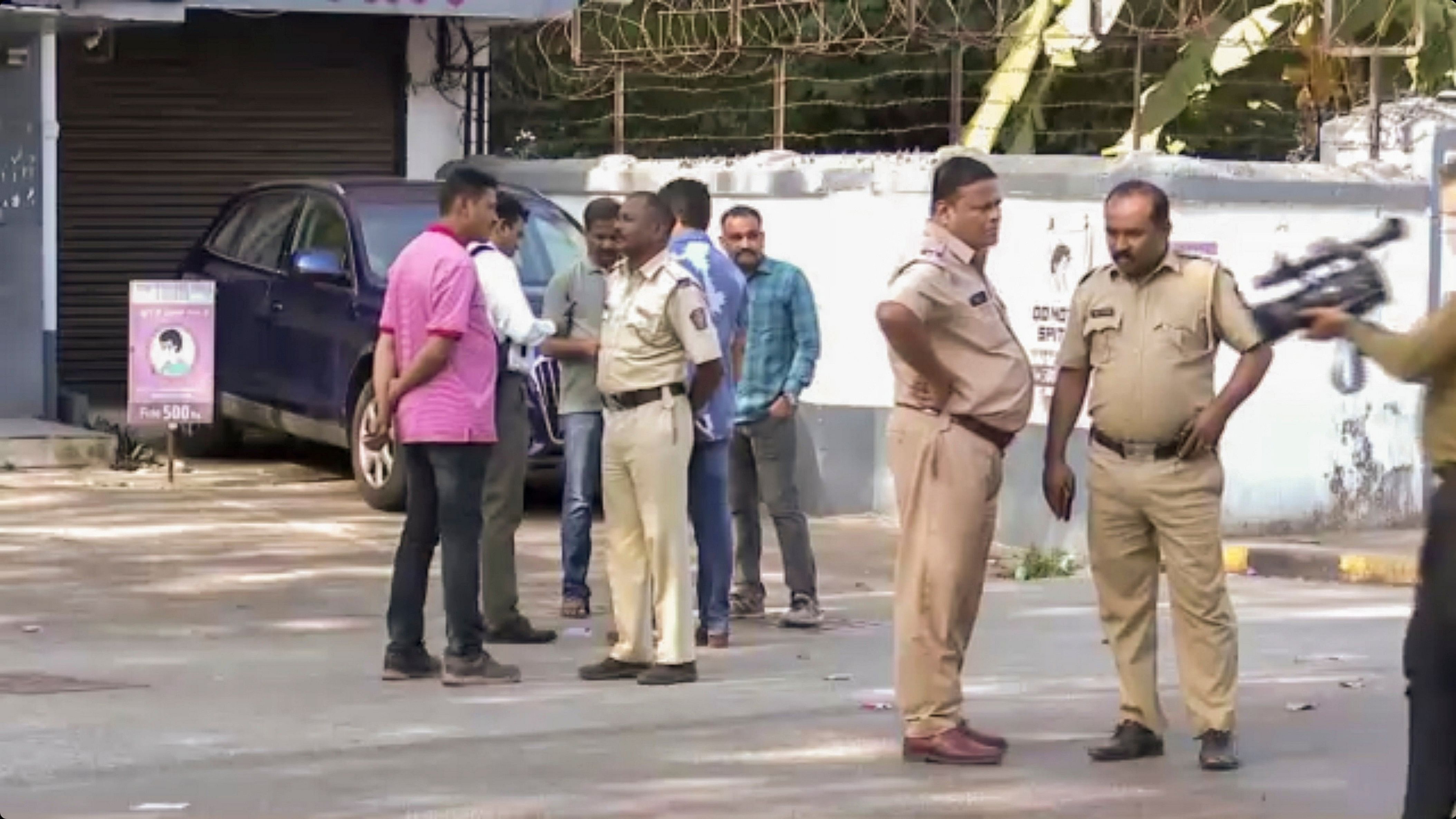 <div class="paragraphs"><p>Police personnel outside the Bollywood superstar Salman Khan's residence after shots fired, in Mumbai, early Sunday morning, April 14, 2024.</p></div>