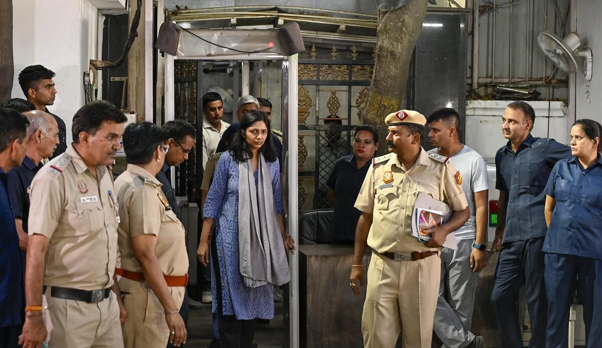 <div class="paragraphs"><p>AAP MP Swati Maliwal leaves Delhi Chief Minister Arvind Kejriwal's residence, in New Delhi.</p></div>