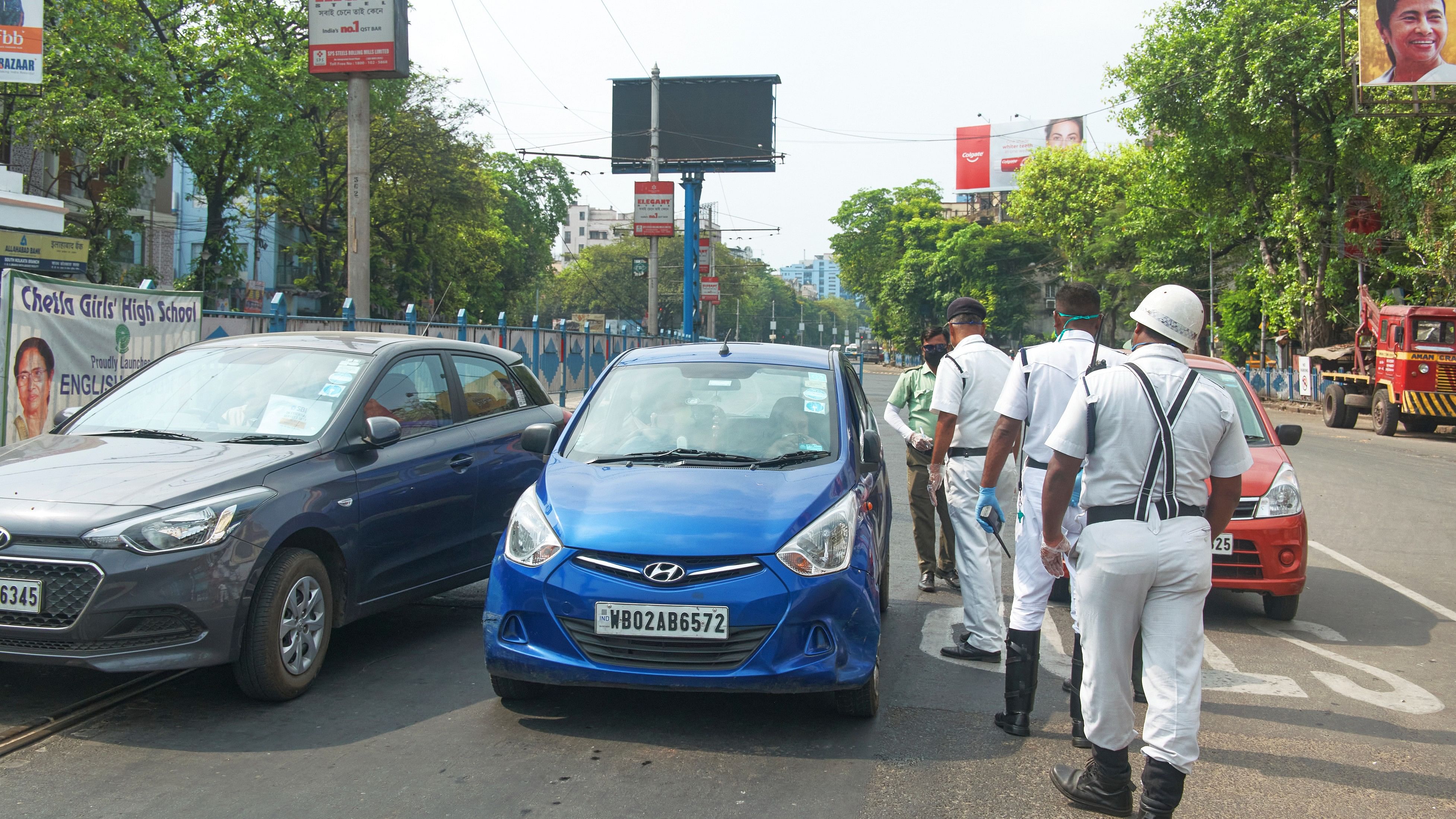 <div class="paragraphs"><p>File photo of Kolkata Police officials checking vehicles. (Representative image)</p></div>