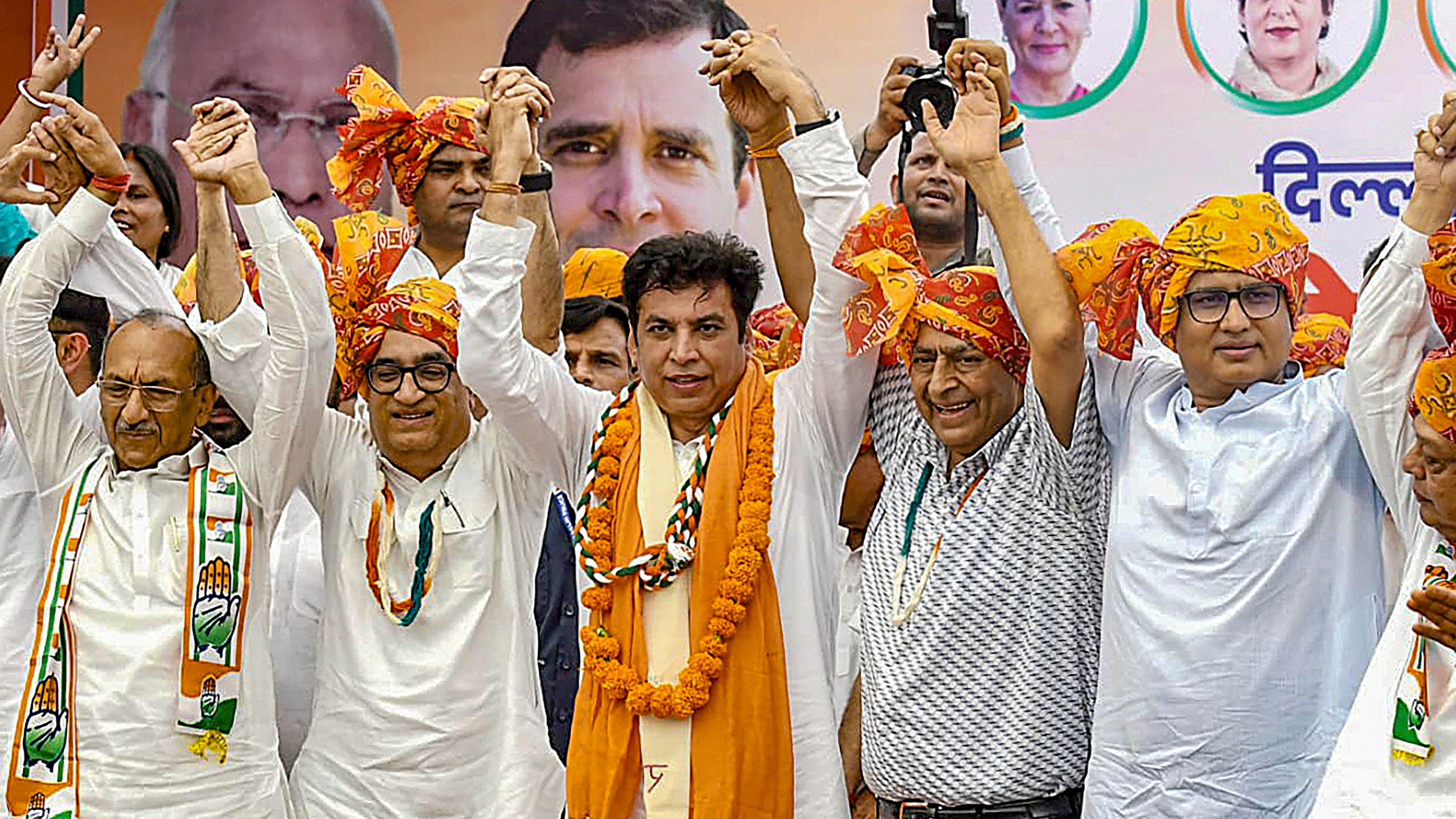 <div class="paragraphs"><p>  Interim President of the Delhi Pradesh Congress Committee (DPCC) Devender Yadav with party leader Ajay Maken</p></div>