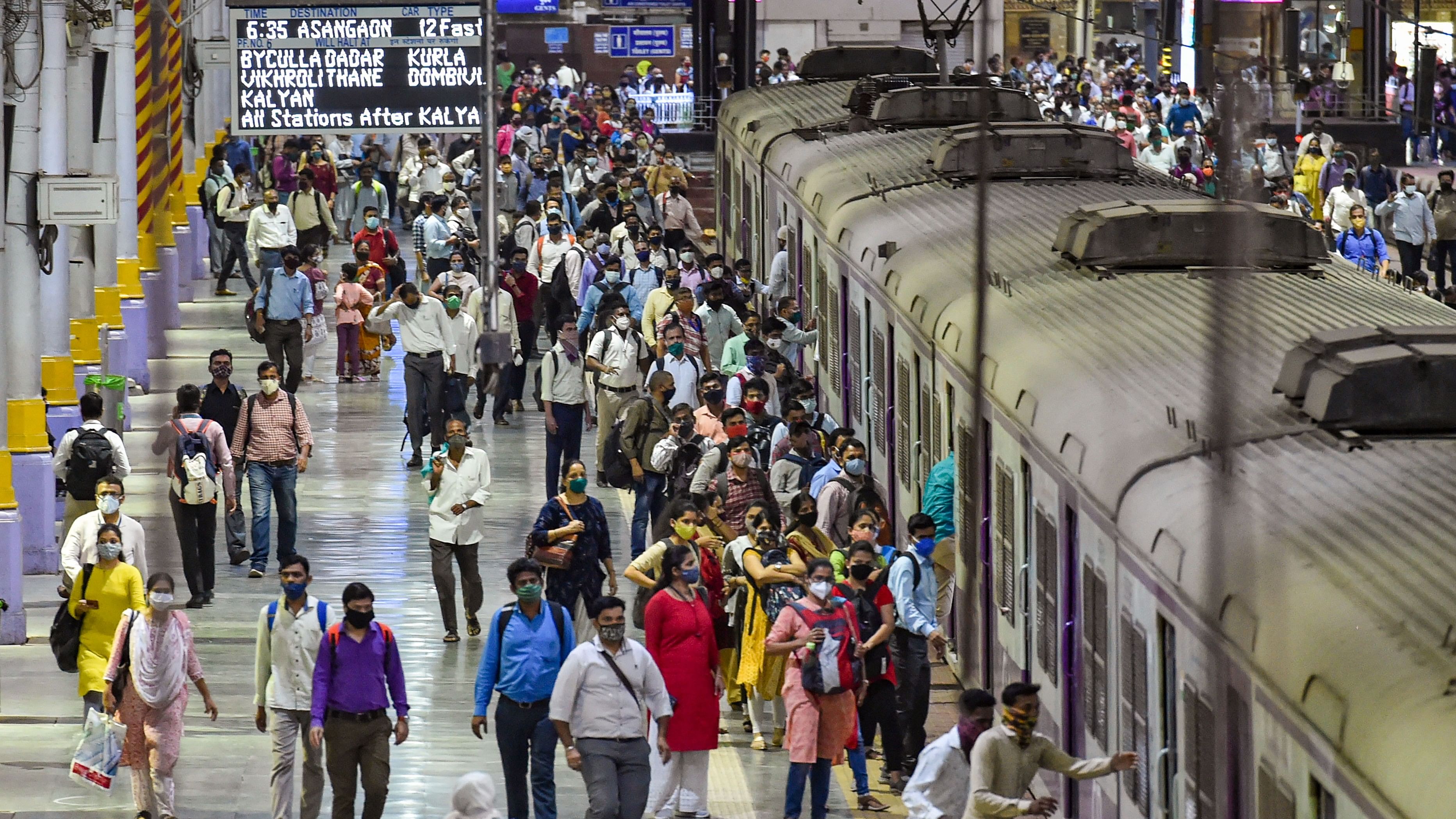 <div class="paragraphs"><p>The incident took place on May 22 in Kalwa area when the man, identified as Jagan Laxman Jangle, was standing on the footboard of a coach of the crowded local train.</p></div>