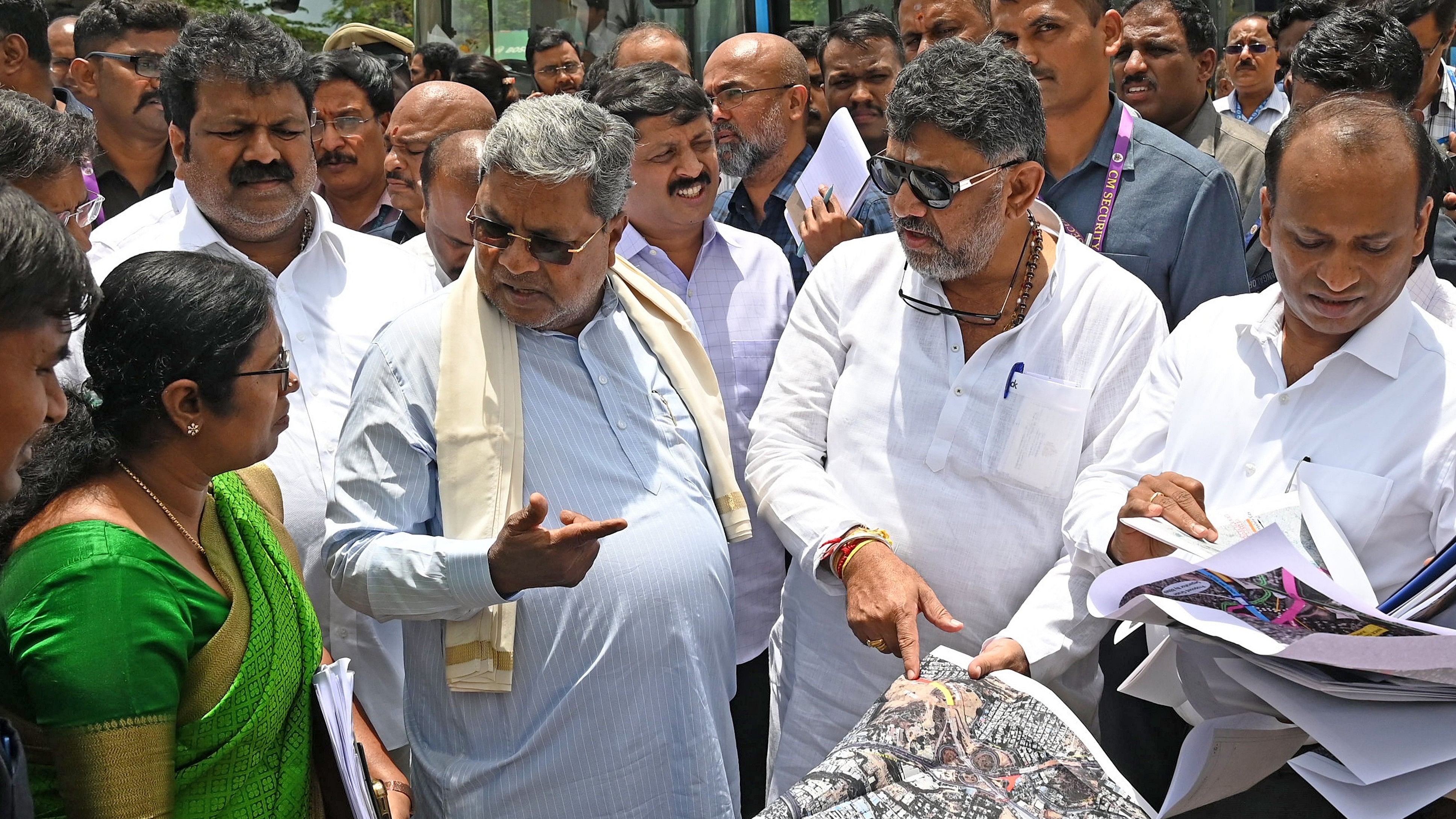 <div class="paragraphs"><p>Chief Minister Siddaramaiah, his deputy DK Shivakumar and officials inspect the BBMP's monsoon preparedness near Gali Anjaneya Swamy Temple on Mysuru Road on Wednesday. </p></div>