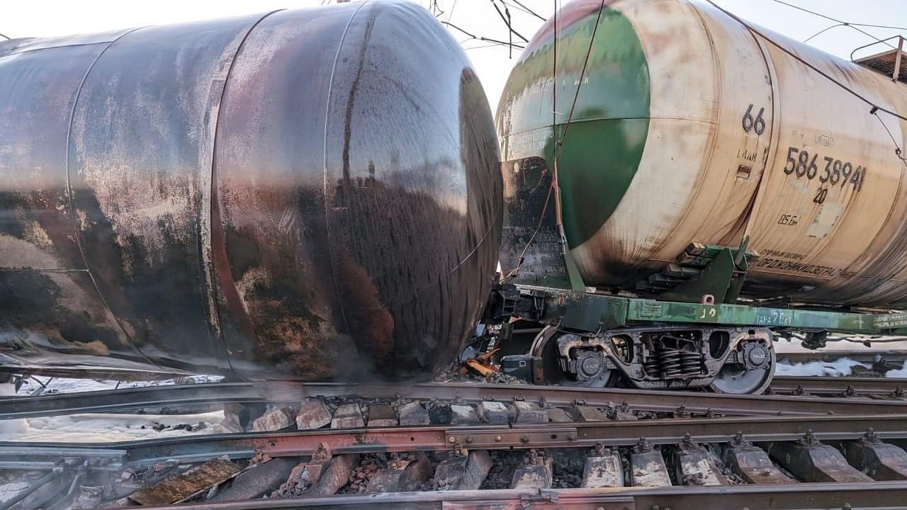 <div class="paragraphs"><p>The storage tank and the cars with lumber caught fire and the blaze was extinguished.</p></div>