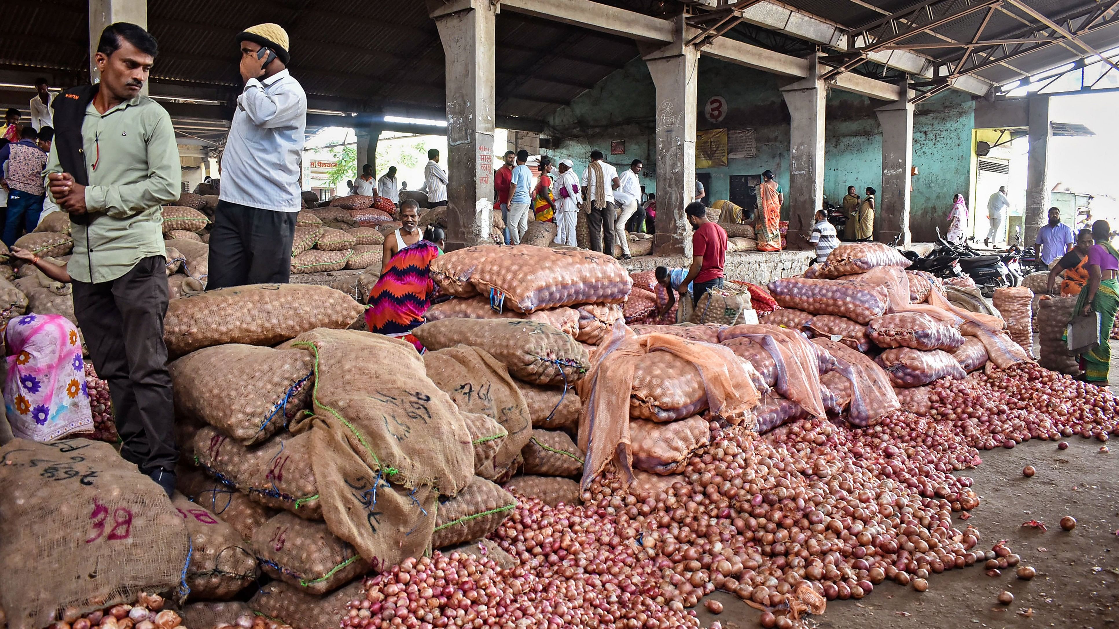 <div class="paragraphs"><p>File photo showing workers sorting onions at the APMC Market, in Solapur.</p></div>