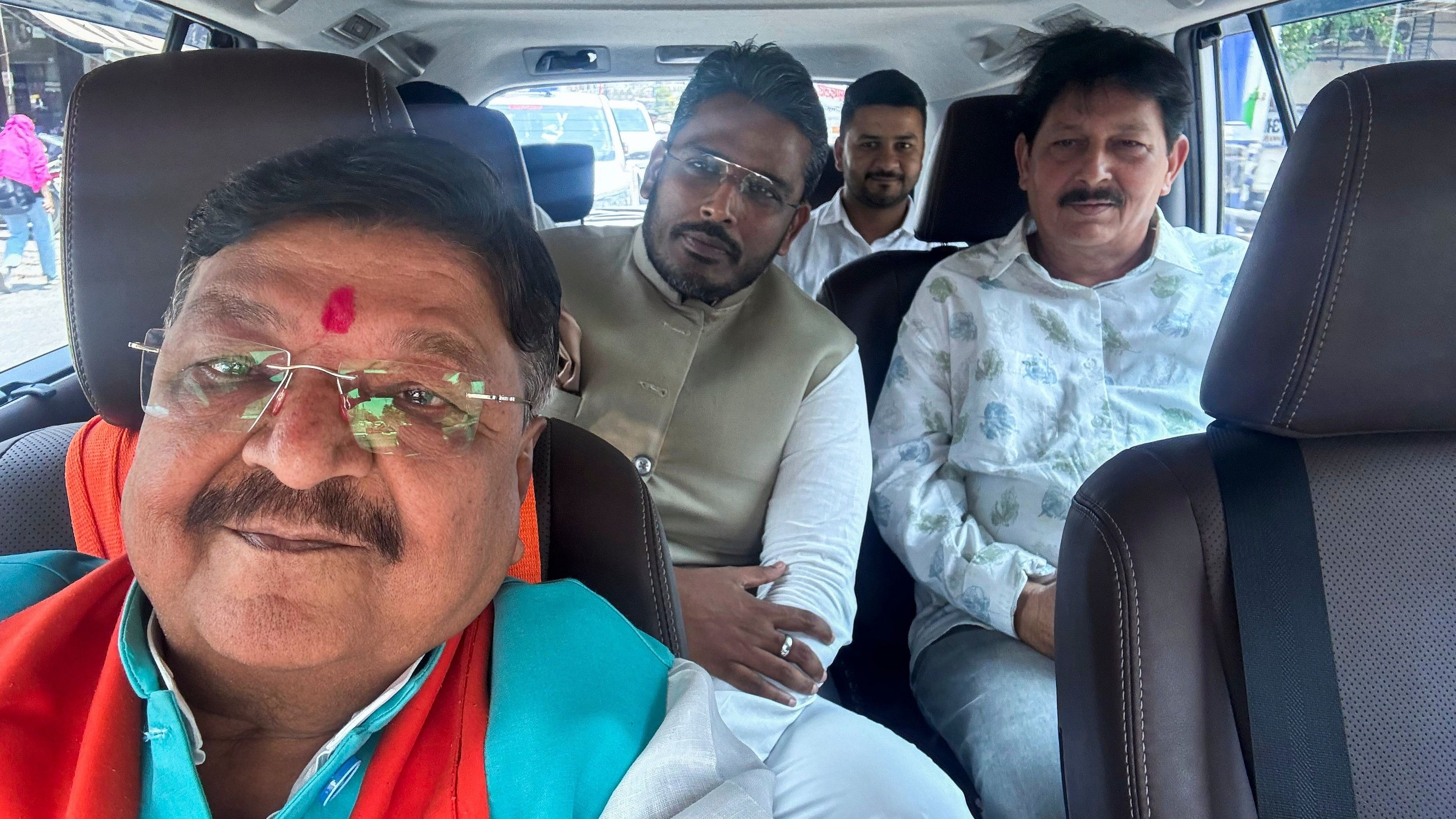 <div class="paragraphs"><p>BJP leader Kailash Vijayvargiya with Congress candidate from Indore Lok Sabha seat Akshay Kanti Bam.  </p></div>