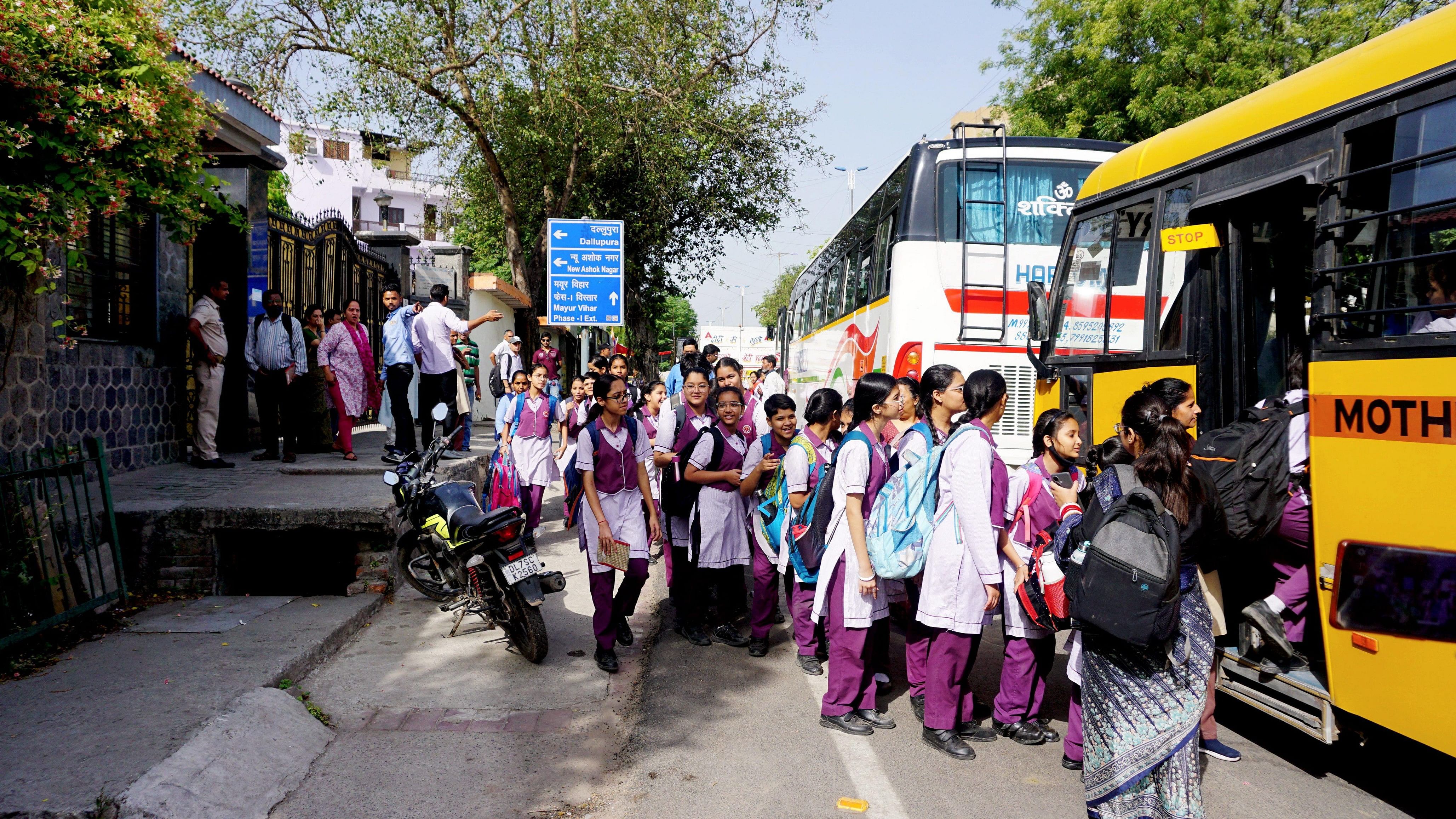 <div class="paragraphs"><p>Students board a bus outside the Mother Mary’s School, Mayur Vihar, after multiple schools received bomb threat, in New Delhi, Wednesday, May 1, 2024.</p></div>