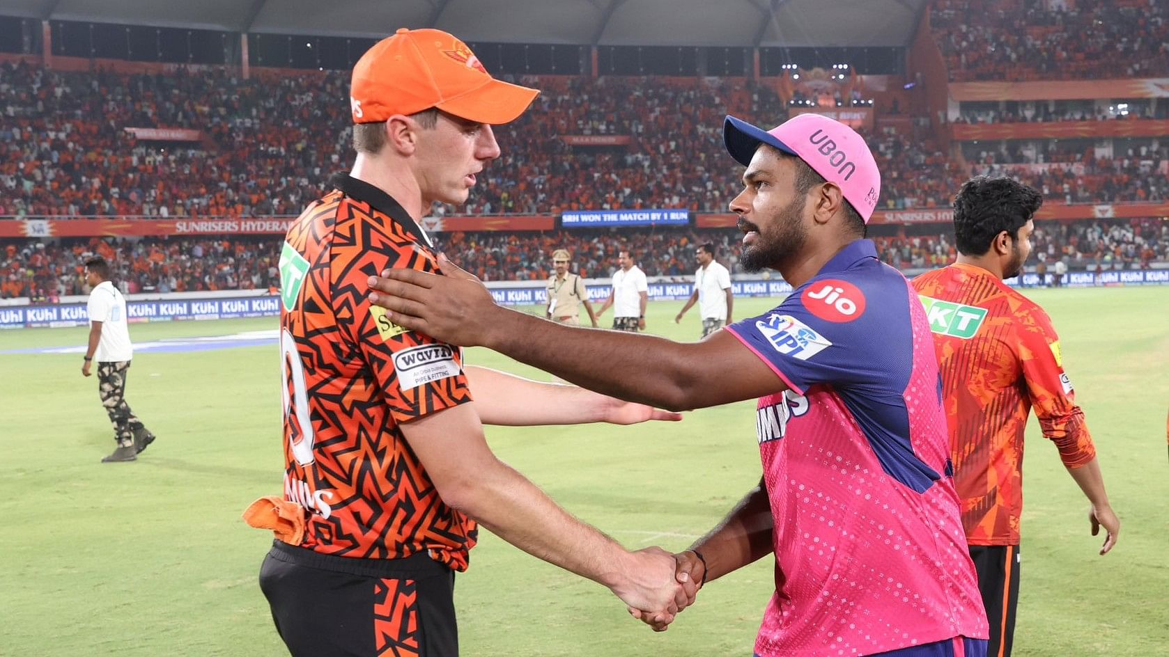 <div class="paragraphs"><p>SRH captain Pat Cummins (L) with RR captain Sanju Samson.</p></div>