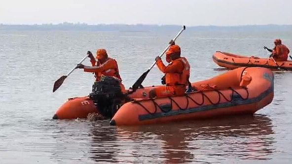 <div class="paragraphs"><p>NDRF personnel during a search and rescue operation after six persons, including two children, drowned as their boat capsized on Tuesday evening in the Ujani dam backwaters, in Pune district, Wednesday, May 22, 2024.</p></div>