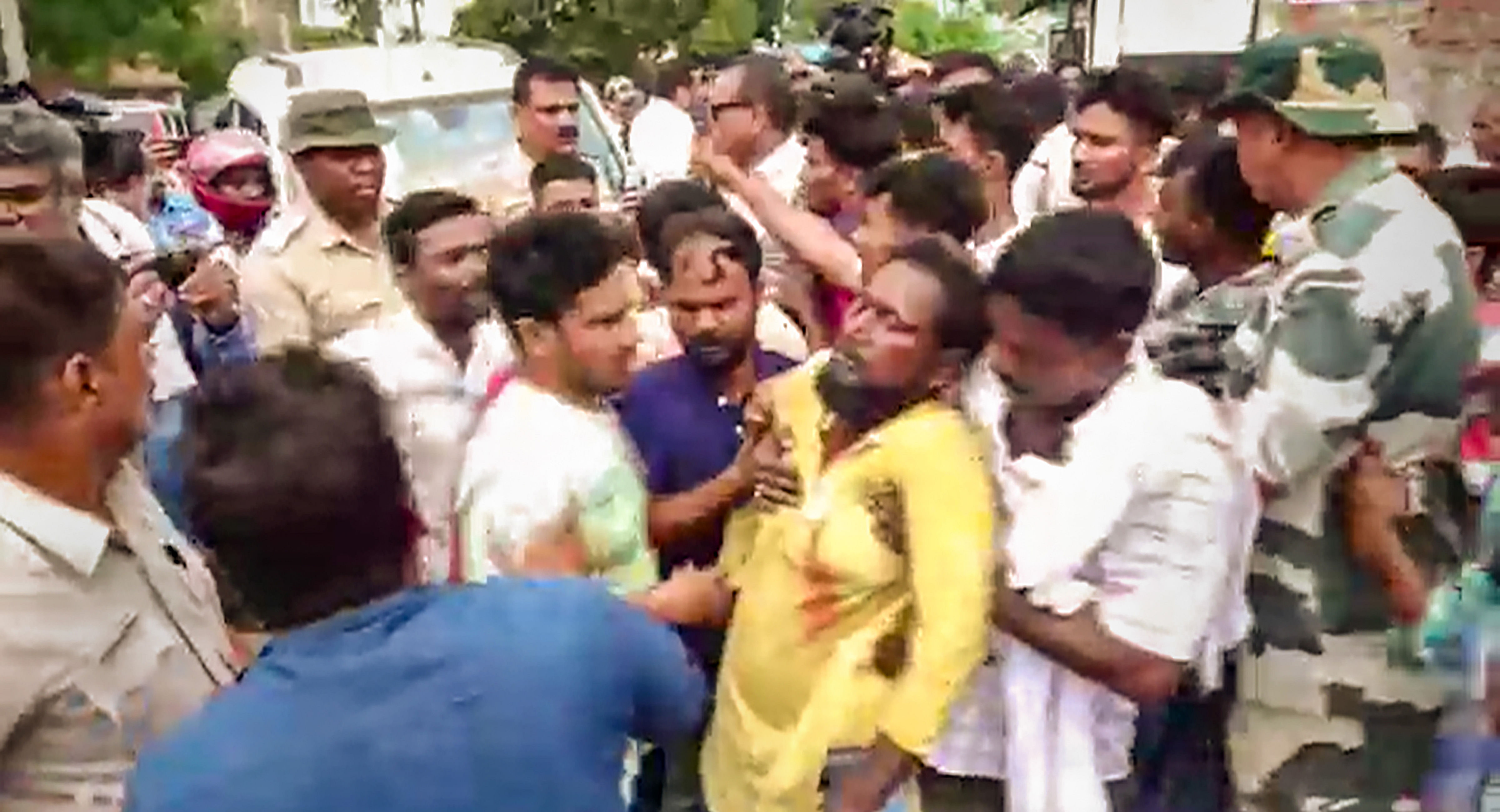 <div class="paragraphs"><p>An injured person after clashes between supporters of TMC and BJP, in Susunia area of Bardhman, Monday, May 13, 2024. Clashes broke out between supporters of TMC and BJP in Monteswar's Susunia area of Bardhaman-Durgapur Lok Sabha seat around noon, as BJP candidate Dilip Ghosh was on his way to a polling booth following complaints of booth jamming. </p></div>