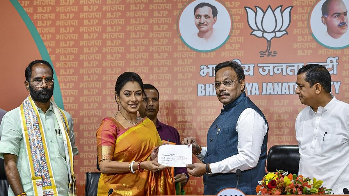 <div class="paragraphs"><p>Actor Rupali Ganguly being felicitated by BJP National General Secretary Vinod Tawde after joining the party, amid Lok Sabha elections.</p></div>