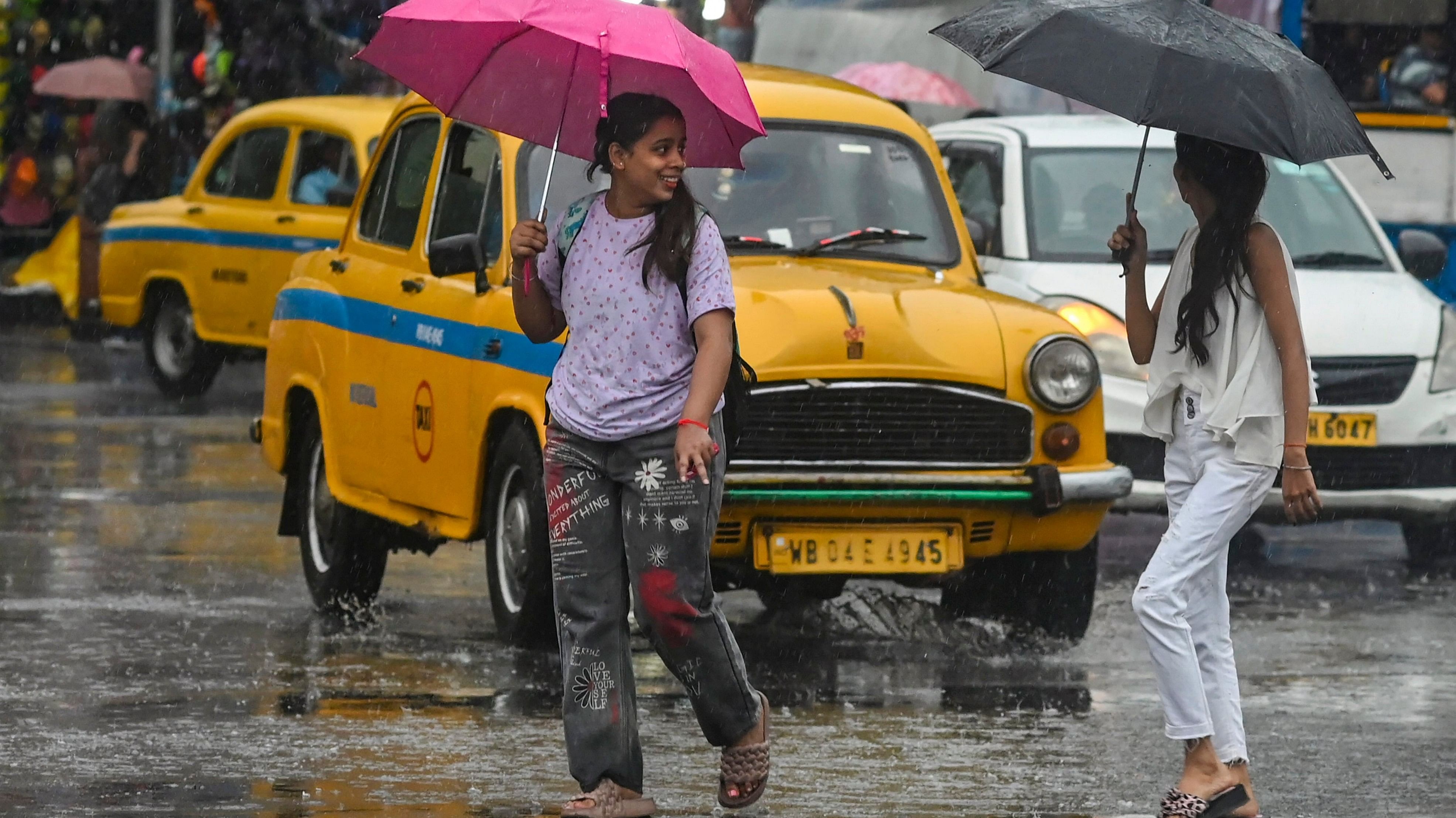 <div class="paragraphs"><p>Commuters on a road amidst heavy rains in Kolkata, Thursday, May 9, 2024. </p></div>