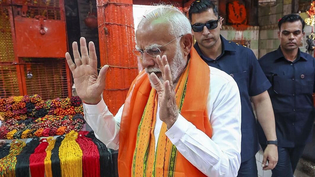 <div class="paragraphs"><p>Prime Minister Narendra Modi offers prayers at Kaal Bhairav temple, in Varanasi, Uttar Pradesh.</p></div>