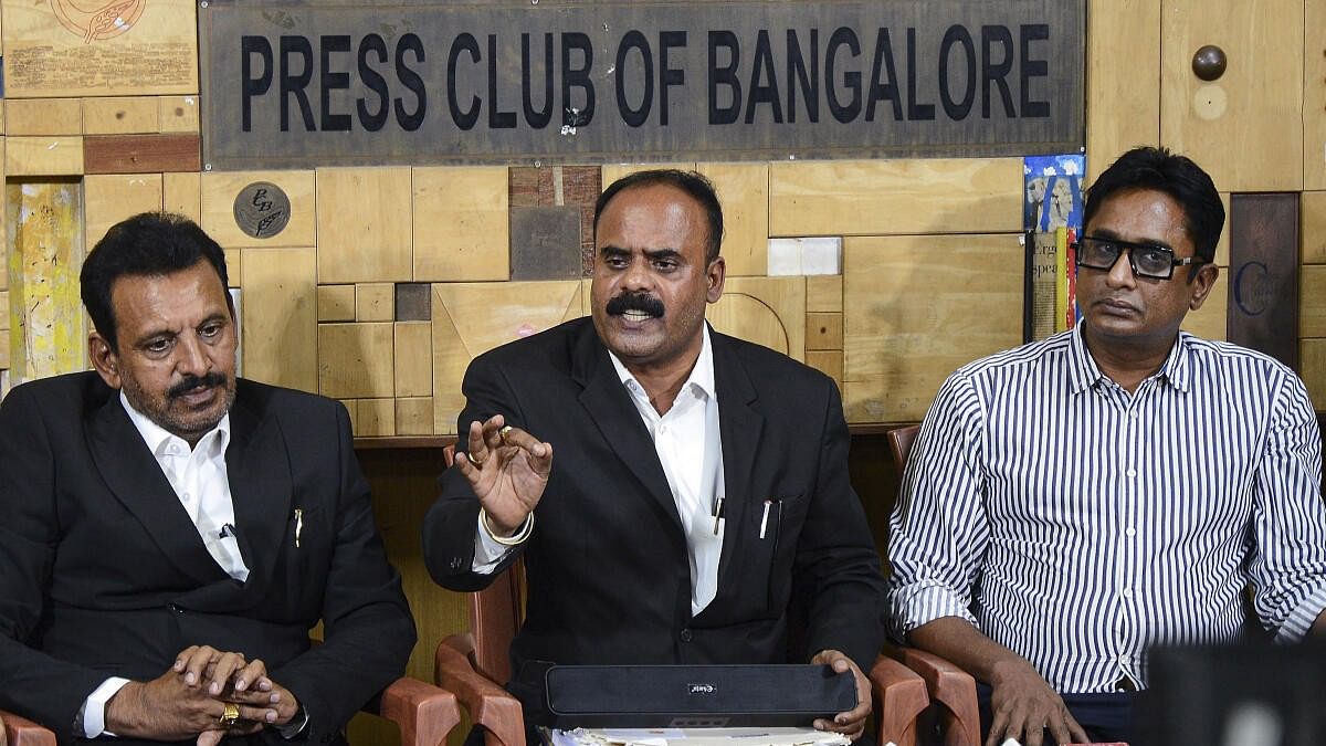 <div class="paragraphs"><p>BJP leader G. Devaraje Gowda addresses a press conference, in Bengaluru.</p></div>