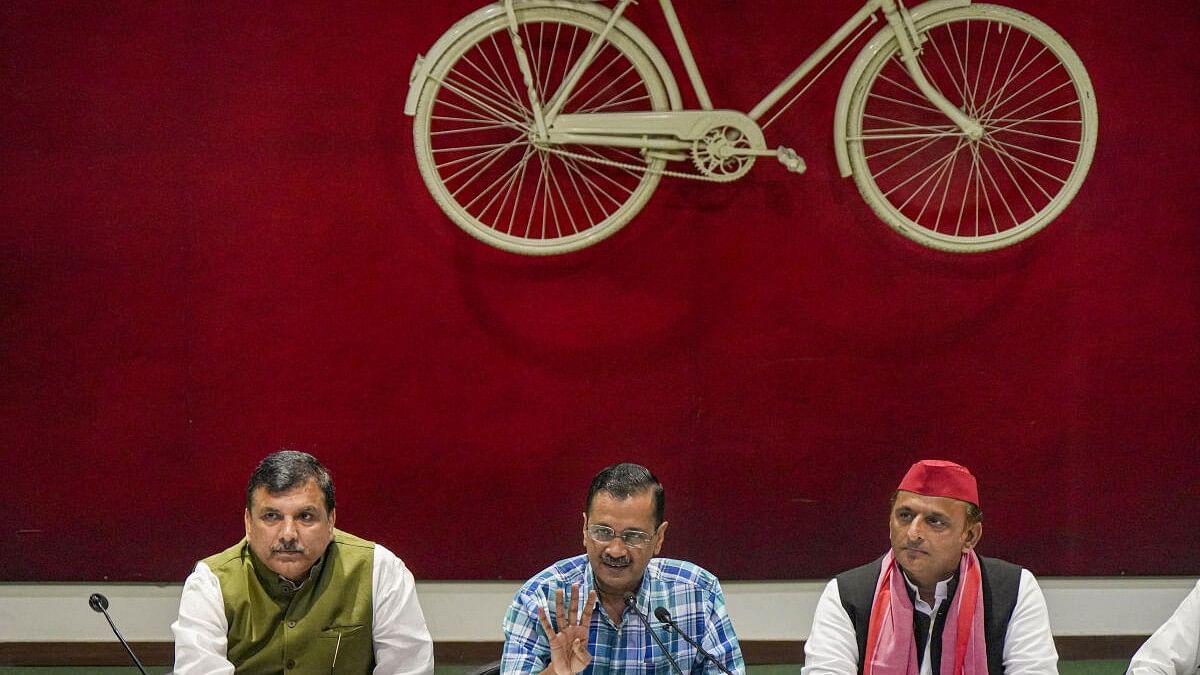 <div class="paragraphs"><p> Delhi Chief Minister and AAP convenor Arvind Kejriwal, Samajwadi Party chief Akhilesh Yadav and AAP MP Sanjay Singh at their joint press conference, in Lucknow.</p></div>