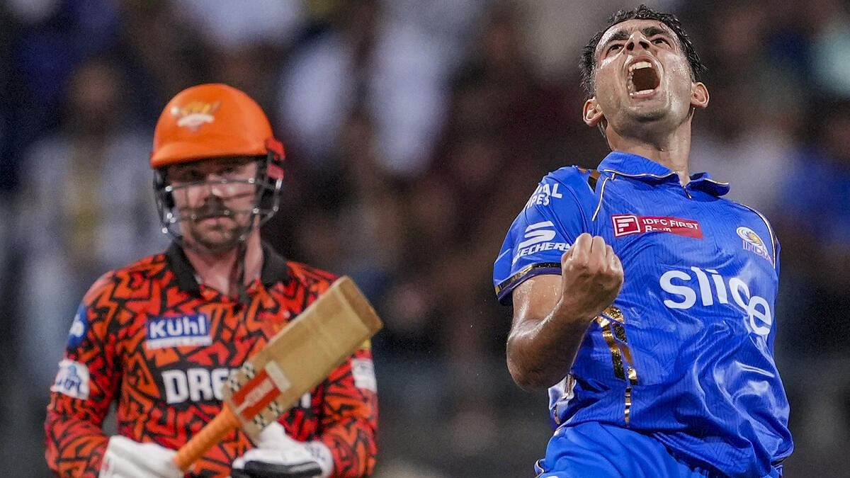 <div class="paragraphs"><p>Mumbai Indians bowler Anshul Kambhoj celebrates the wicket of Sunrisers Hyderabad batter Mayank Agarwal as Travis Head watches.</p></div>