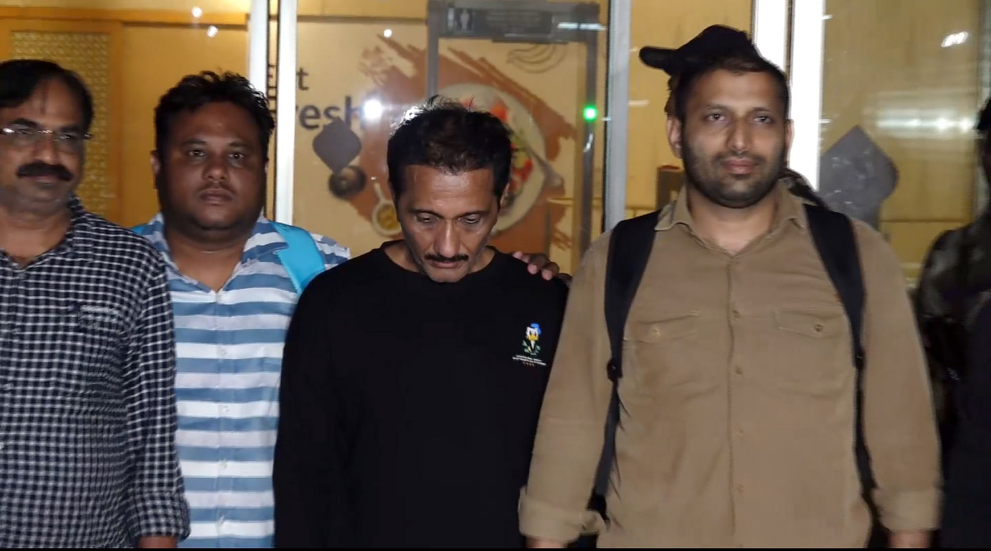 <div class="paragraphs"><p>Mumbai Police Crime Branch team brought Bhavesh Bhinde (in black), an accused in the Ghatkopar hoarding collapse case, from Udaipur, at the Mumbai Airport on Thursday late night, May 16, 2024. Bhinde's company put up the giant billboard in Ghatkopar whose collapse claimed 16 lives.</p></div>