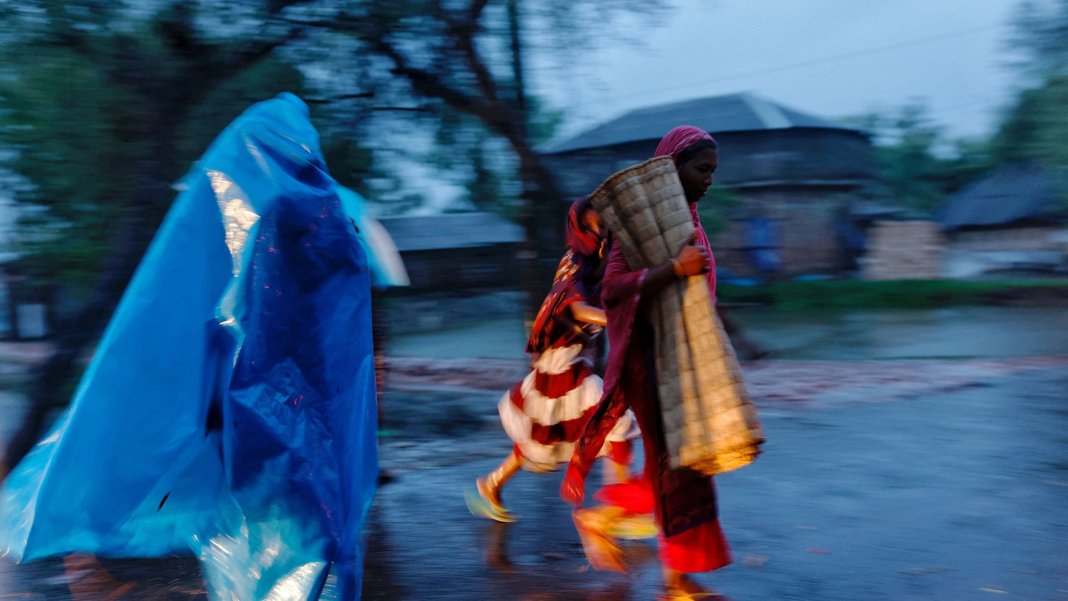 <div class="paragraphs"><p>People move with their belongings to the cyclone shelter before Cyclone Remal hits the country in the Shyamnagar area of Satkhira, Bangladesh, May 26, 2024. </p></div>