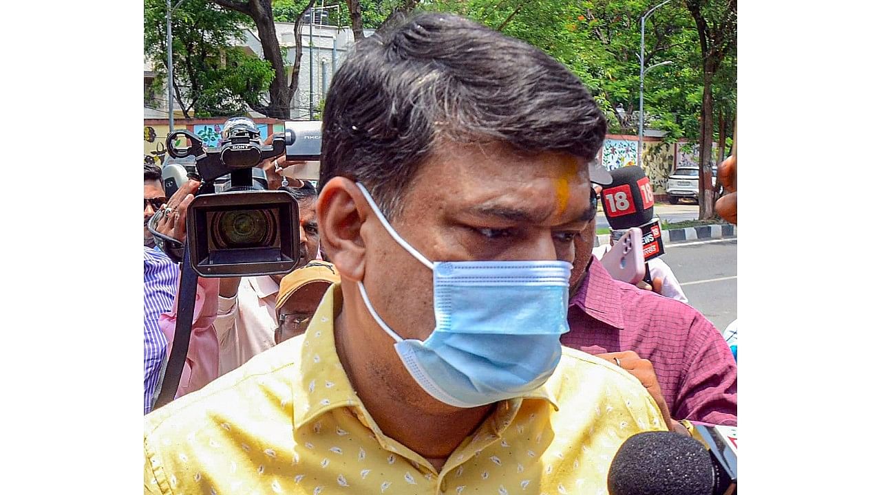 <div class="paragraphs"><p> IAS officer Manish Ranjan arrives at the Zonal office of Enforcement Directorate (ED) following summons issued to him in the tender commission scam case related to Jharkhand Cabinet Minister Alamgir Alam.</p></div>