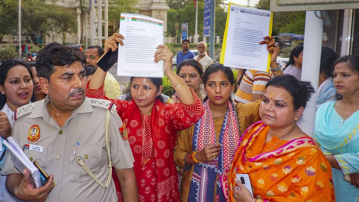 <div class="paragraphs"><p>Members of the BJP 'Mahila Morcha' who reached AAP MP Swati Maliwal's house in her support, being denied entry by the police, in New Delhi.</p></div>