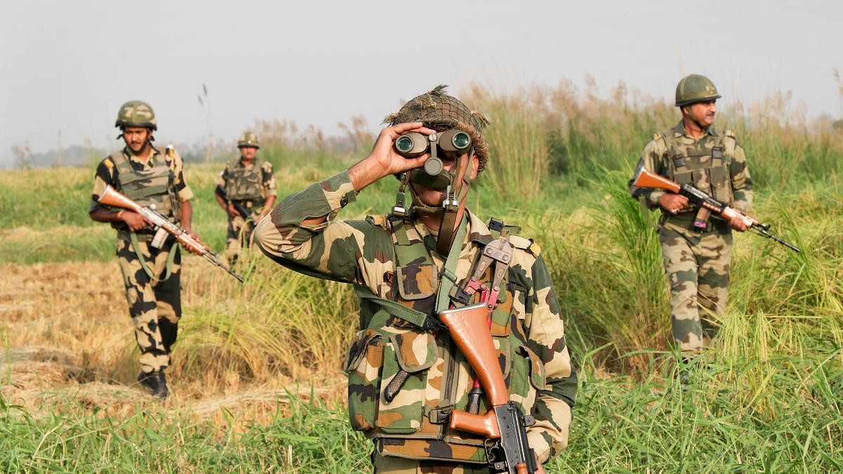 <div class="paragraphs"><p>Border Security Force (BSF) jawans patrol along the India-Pakistan International Border, on the outskirts of Jammu. (Representative image)</p></div>