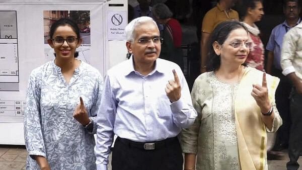 <div class="paragraphs"><p>RBI Governor Shaktikanta Das shows his inked finger after casting his vote during the fifth phase of Lok Sabha elections, in Mumbai, Monday, May 20, 2024.</p></div>