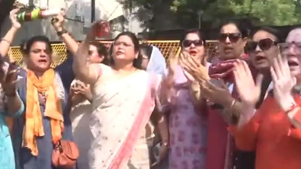 <div class="paragraphs"><p>Screengrab of video showing members of BJP Mahila Morcha staging a protest outside the residence of Delhi Chief Minister Arvind Kejriwal on Friday, May 17, 2024.</p></div>